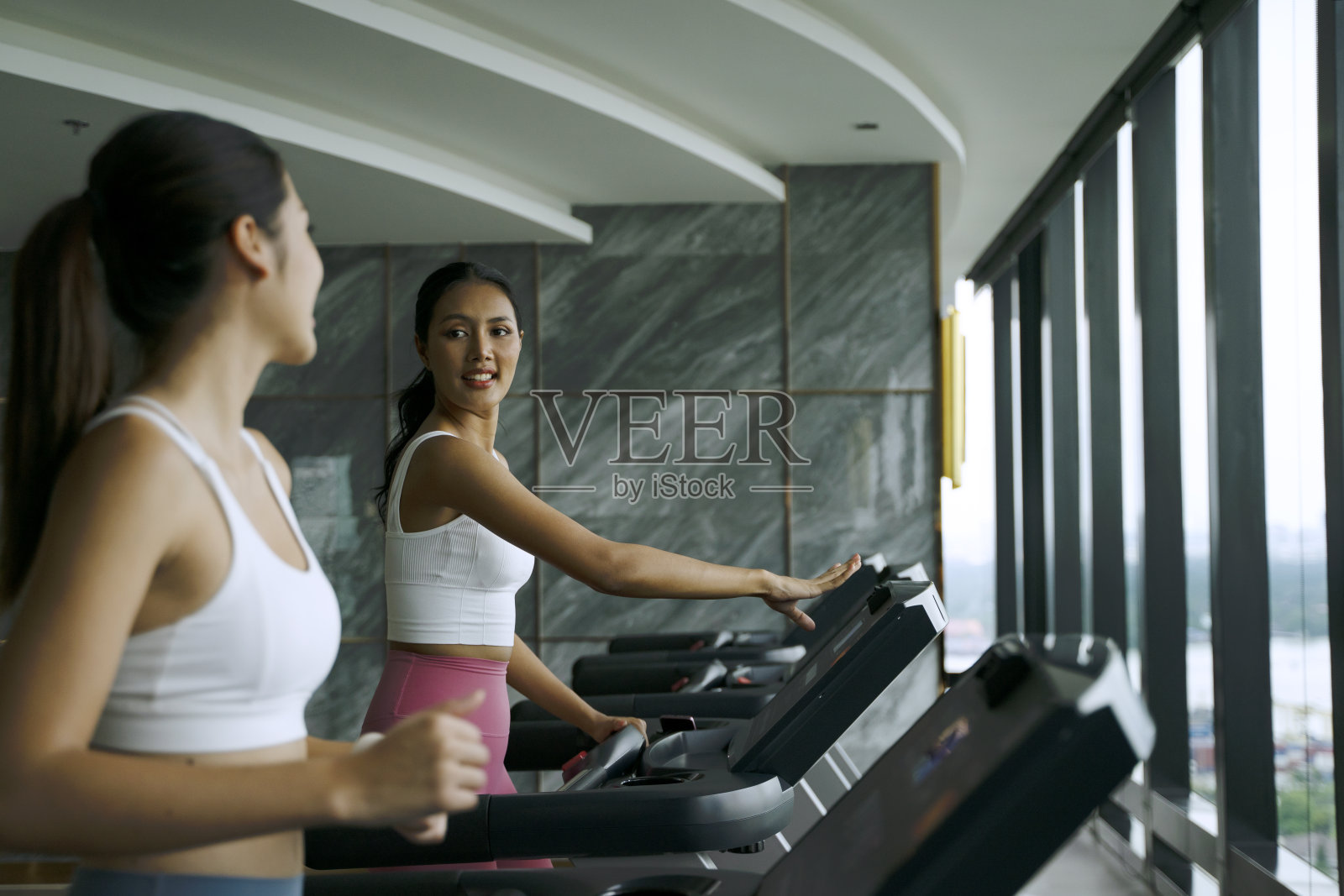 女性在健身俱乐部锻炼。照片摄影图片