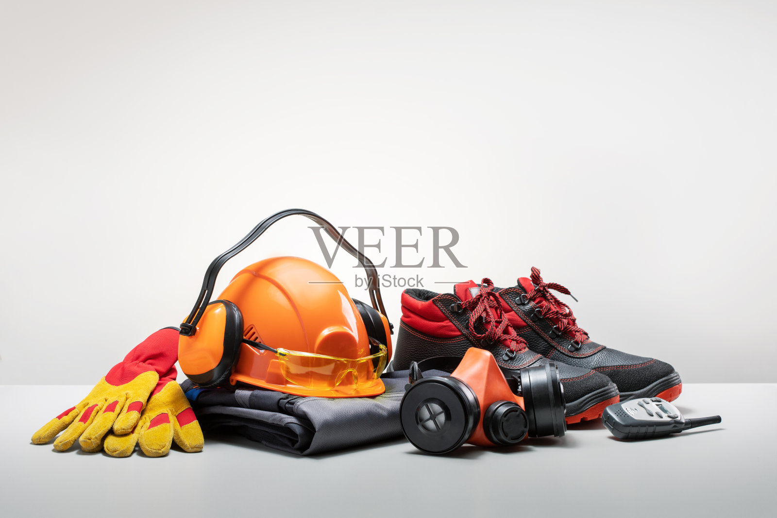 工作台上的安全防护设备。施工安全。照片摄影图片