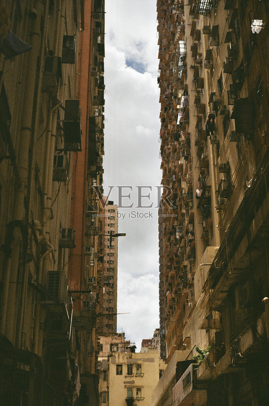 天空和古老的住宅建筑照片摄影图片