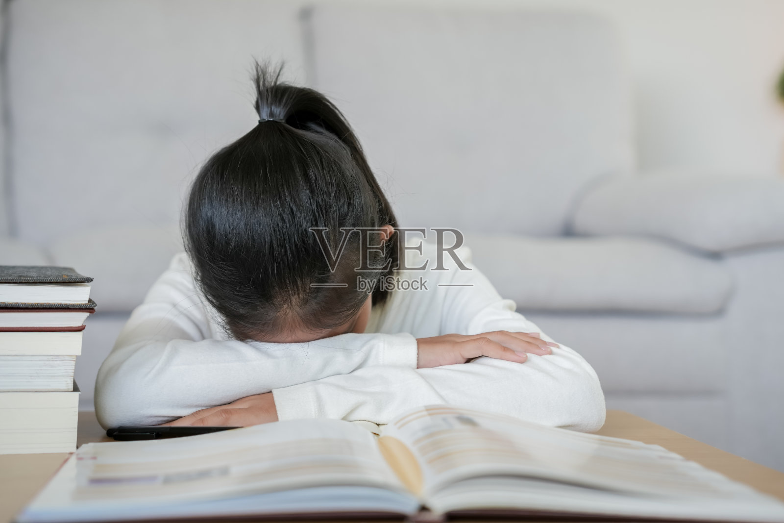 亚洲女学生因考试而焦虑,在图书馆为考试和学习课程做准备。压力、绝望、匆忙、误解阅读、气馁、期望、知识照片摄影图片