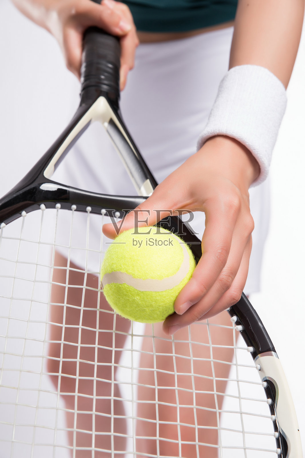 身穿网球服的女子在灰色背景下进行网球训练照片摄影图片