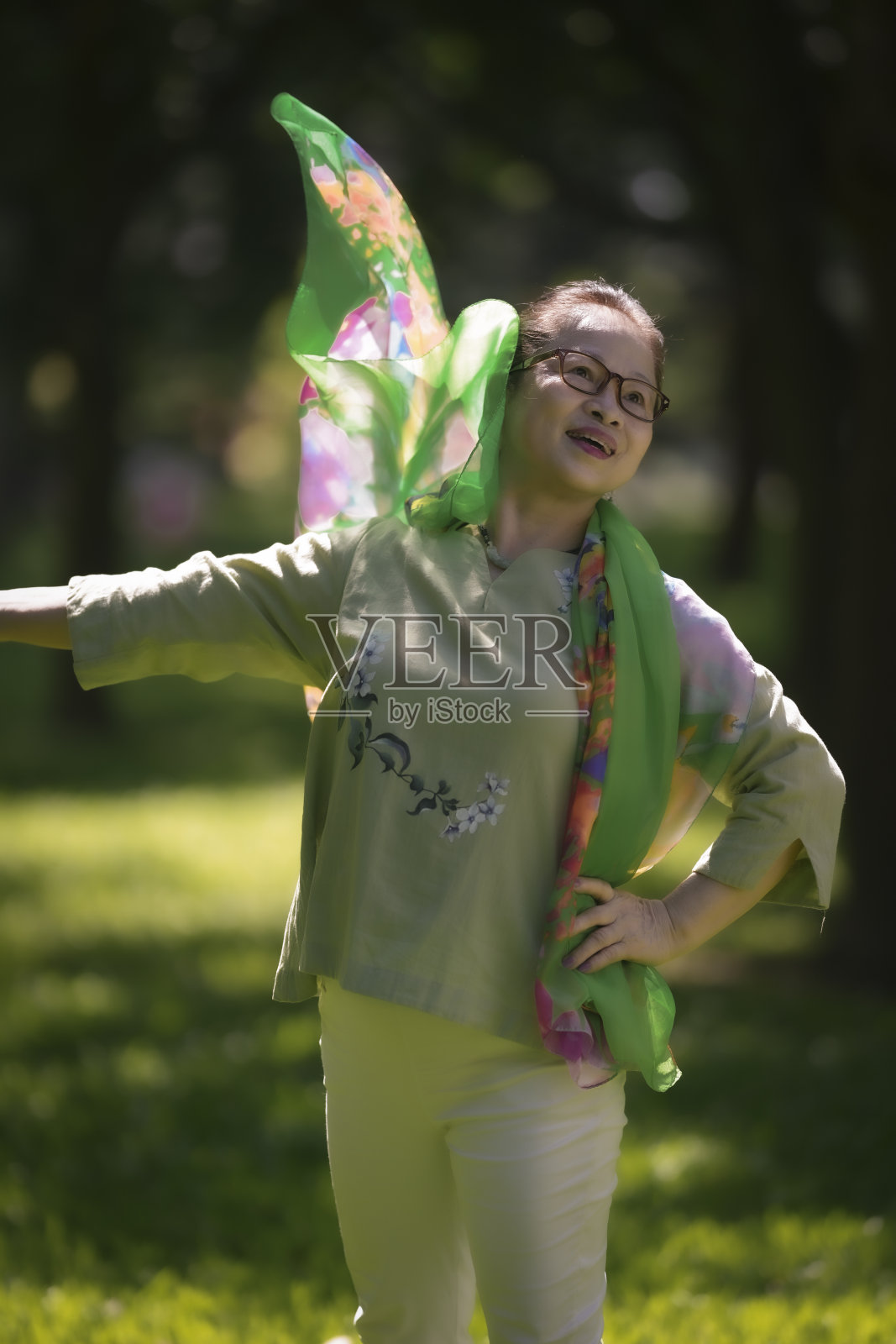 60岁以上的亚洲老年妇女在公园里画画,独立自信的老年妇女。照片摄影图片