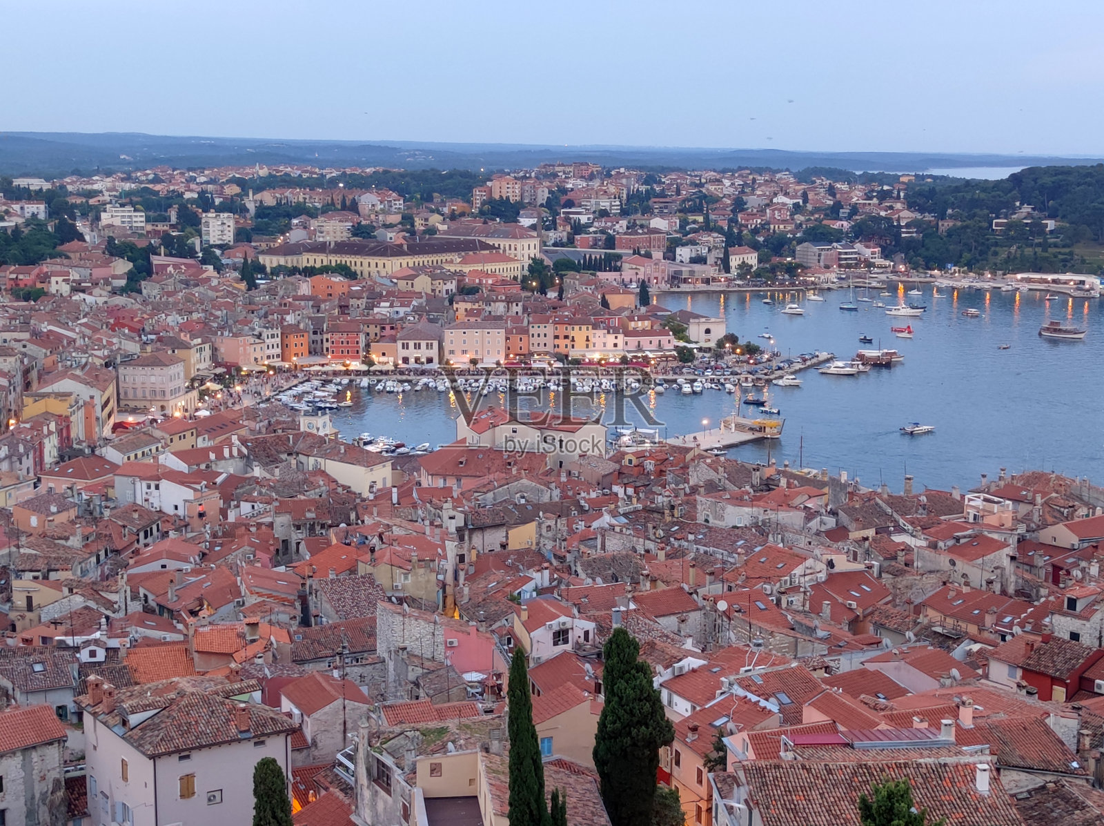 日落时分从圣尤菲米亚教堂的塔上俯瞰罗维尼老城照片摄影图片