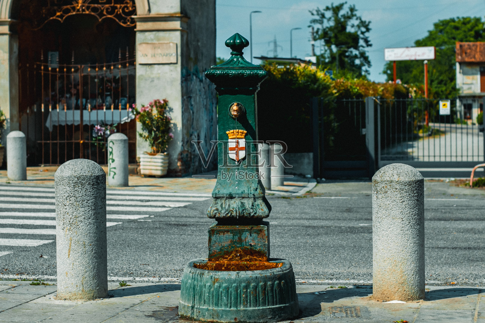 意大利米兰的饮水机照片摄影图片