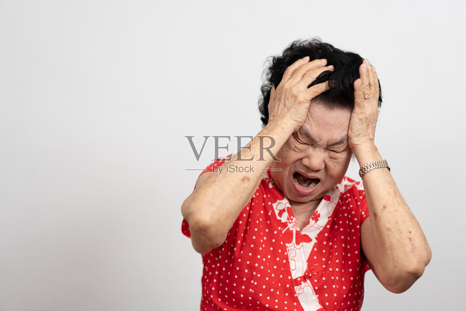 老年妇女头痛,疑似中风、脑部疾病,或患老年痴呆症照片摄影图片