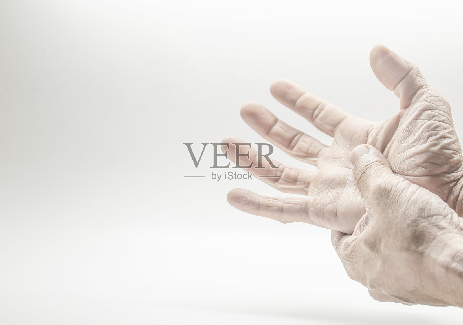 老年人的手部和手指动作显示出肌肉发炎的迹象。照片摄影图片