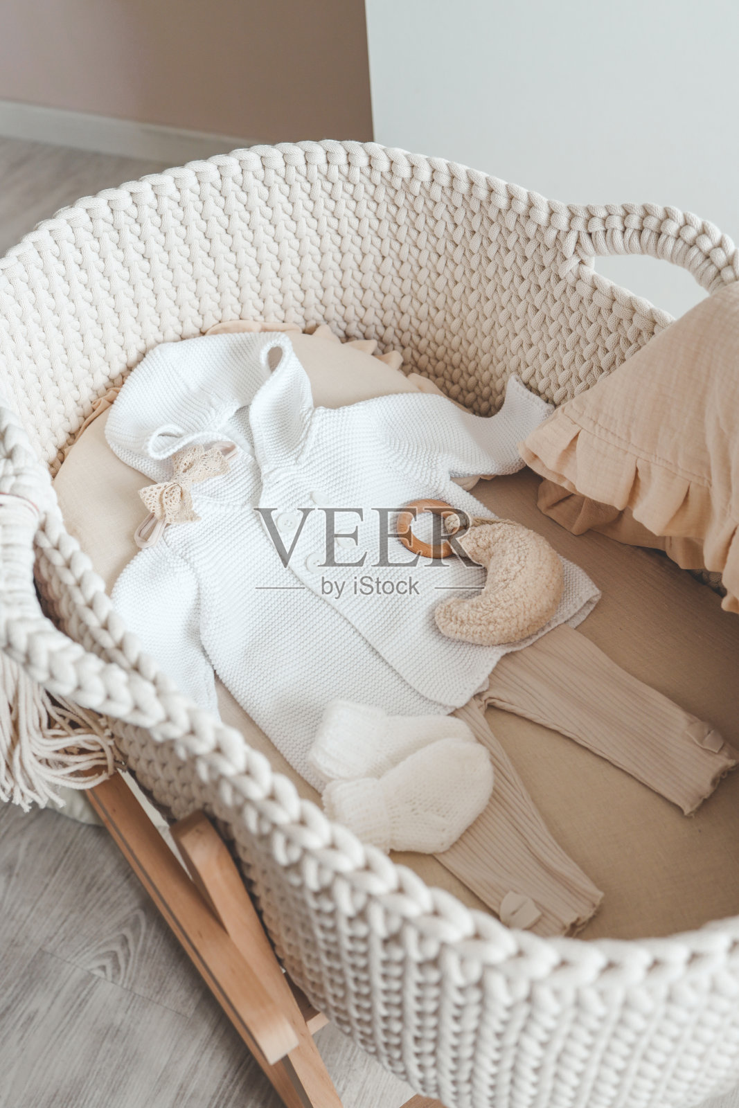 为摇篮里的新生儿准备的服装,充满期待的概念照片摄影图片