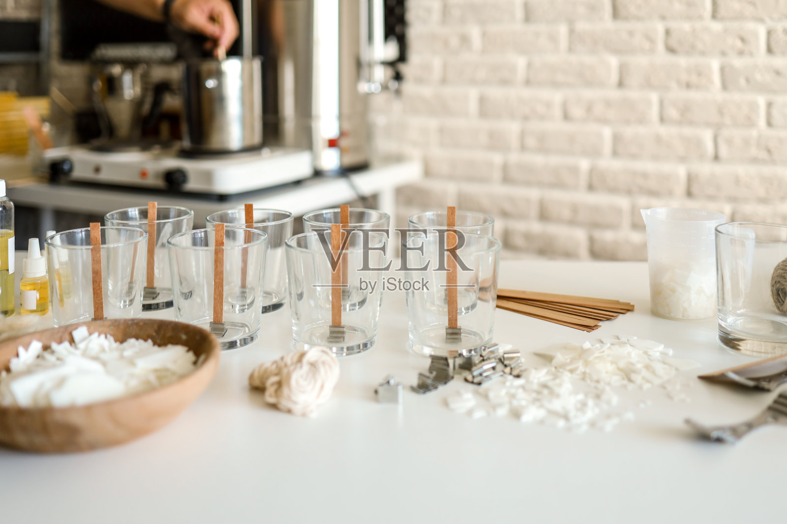 车间里制作蜡烛的工具照片摄影图片