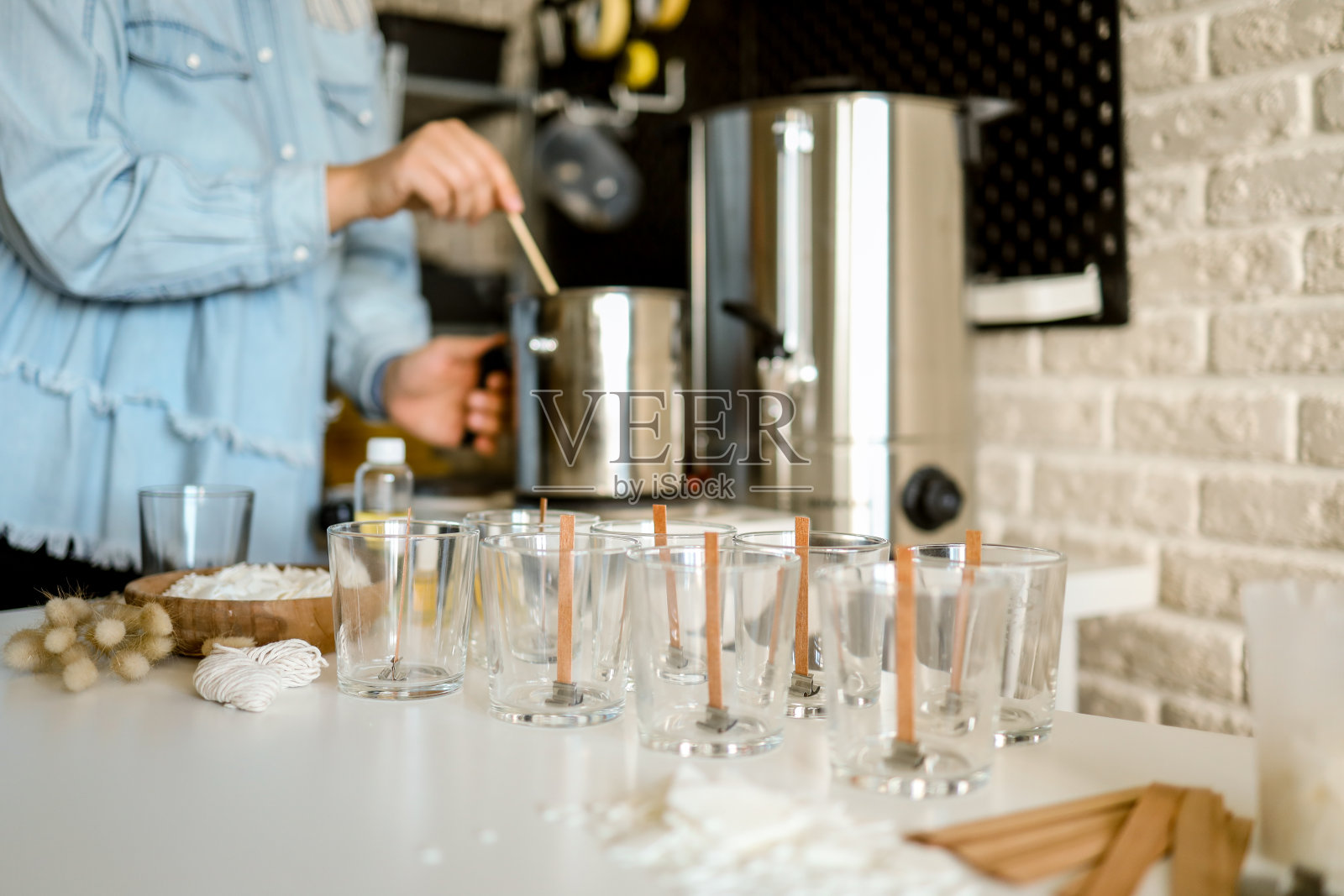 师傅在作坊里做蜡烛照片摄影图片