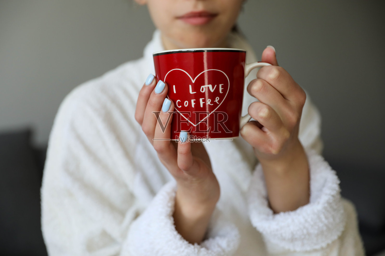 手里拿着一杯咖啡的漂亮姑娘照片摄影图片