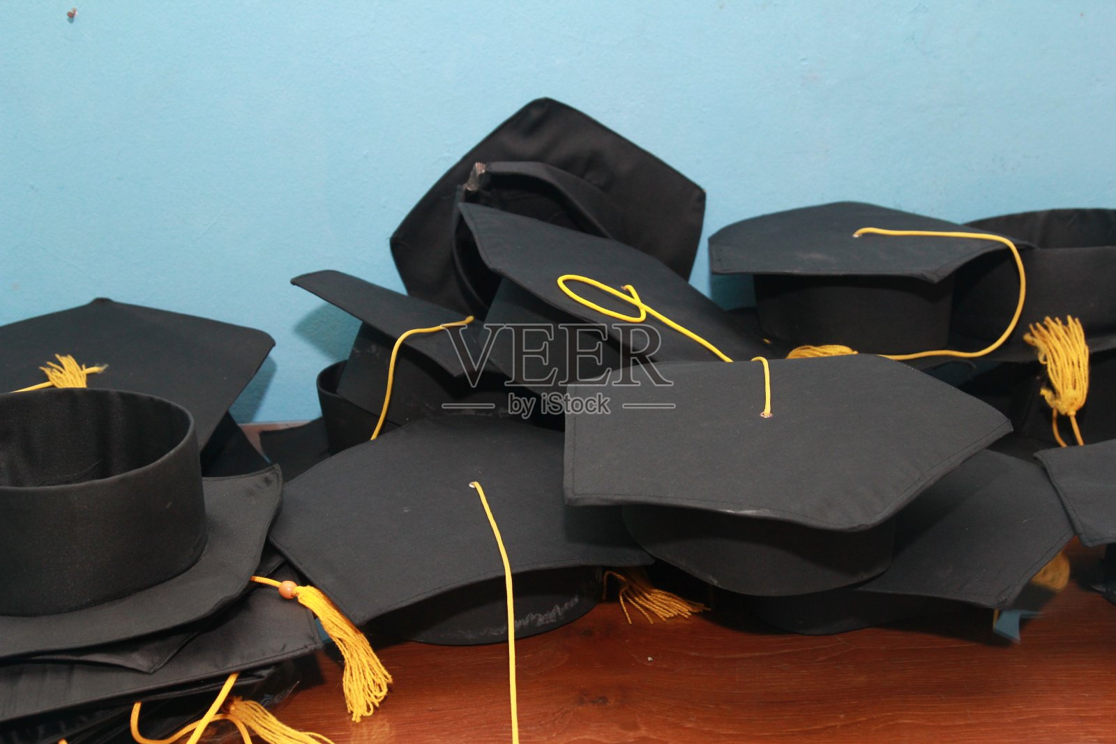 一组毕业帽的特写照片摄影图片