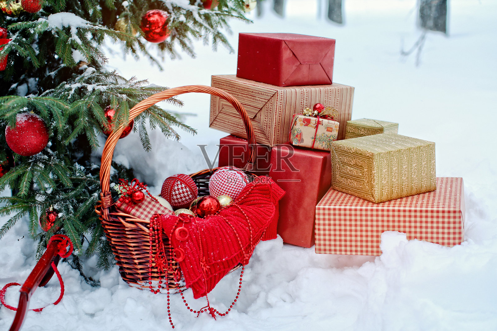 白雪覆盖的森林里的圣诞装饰照片摄影图片