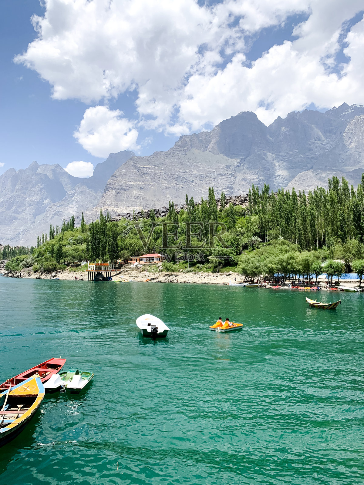 斯卡杜之旅Deosai Minimerg Rama湖,乘船照片摄影图片