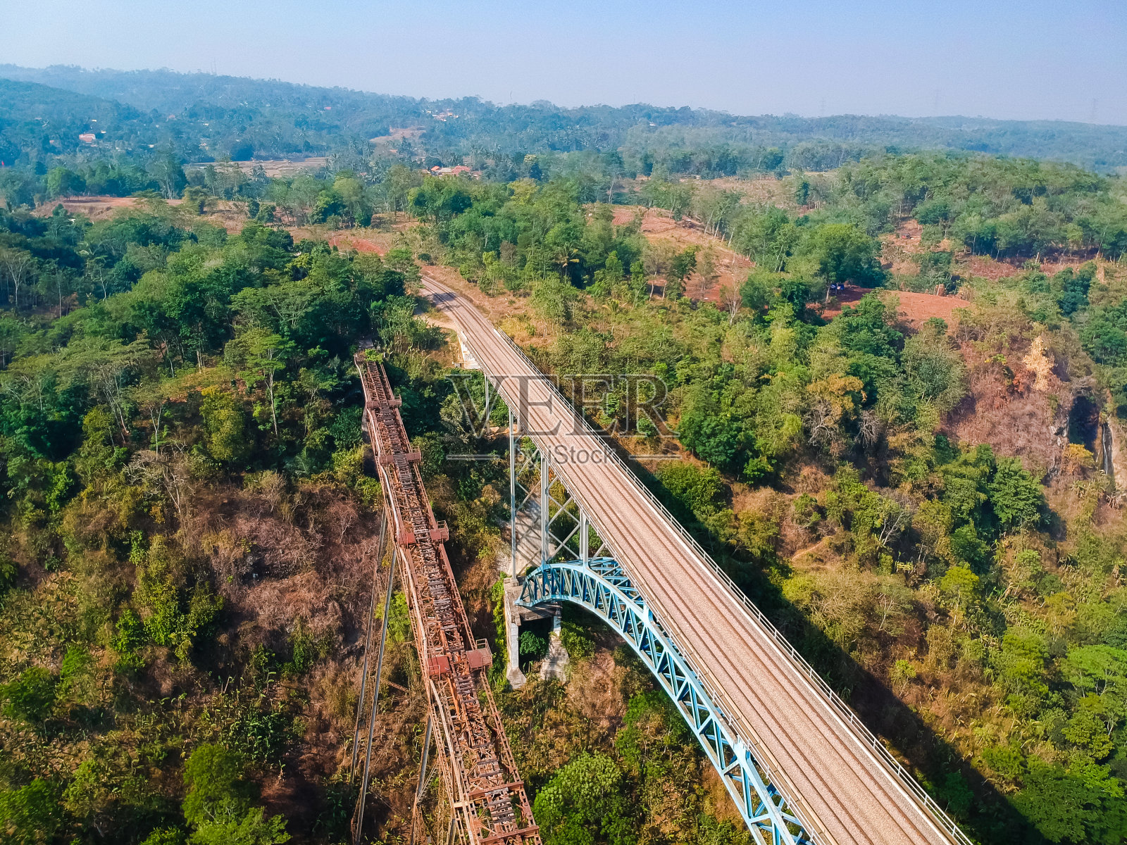 Purwakarta的Cisomang铁路桥建设的无人机视图。印尼最高的铁路桥。照片摄影图片