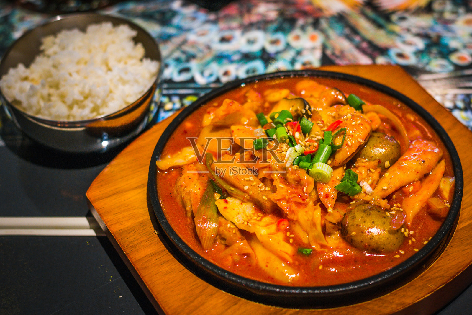 原汁原味麻辣小土豆炒鸡配米饭照片摄影图片