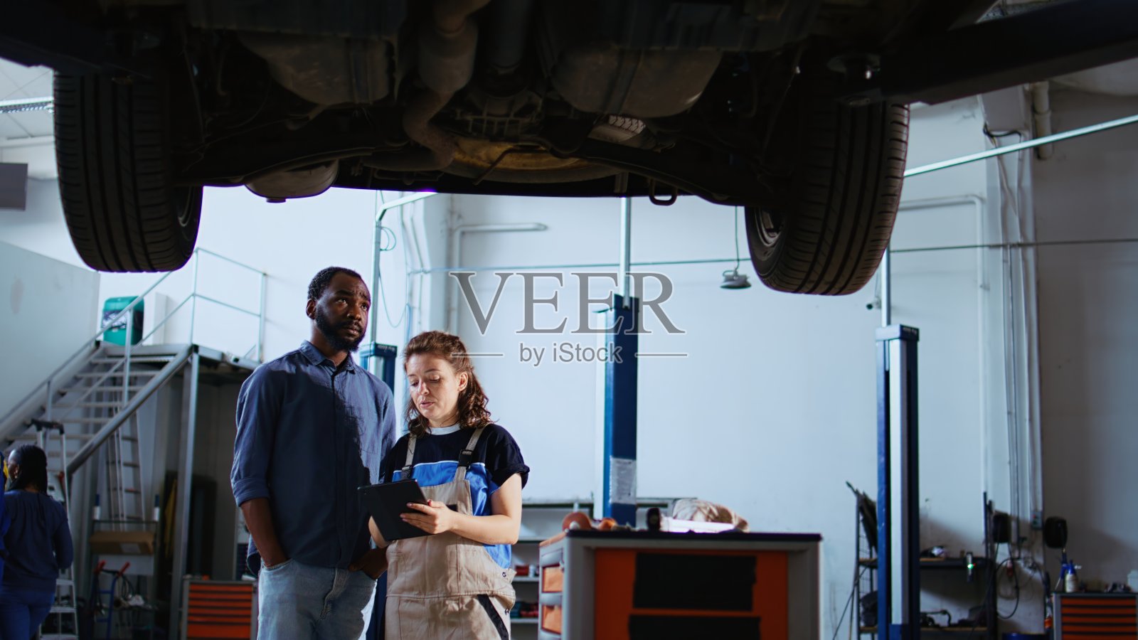 工程师向客户展示汽车更换照片摄影图片