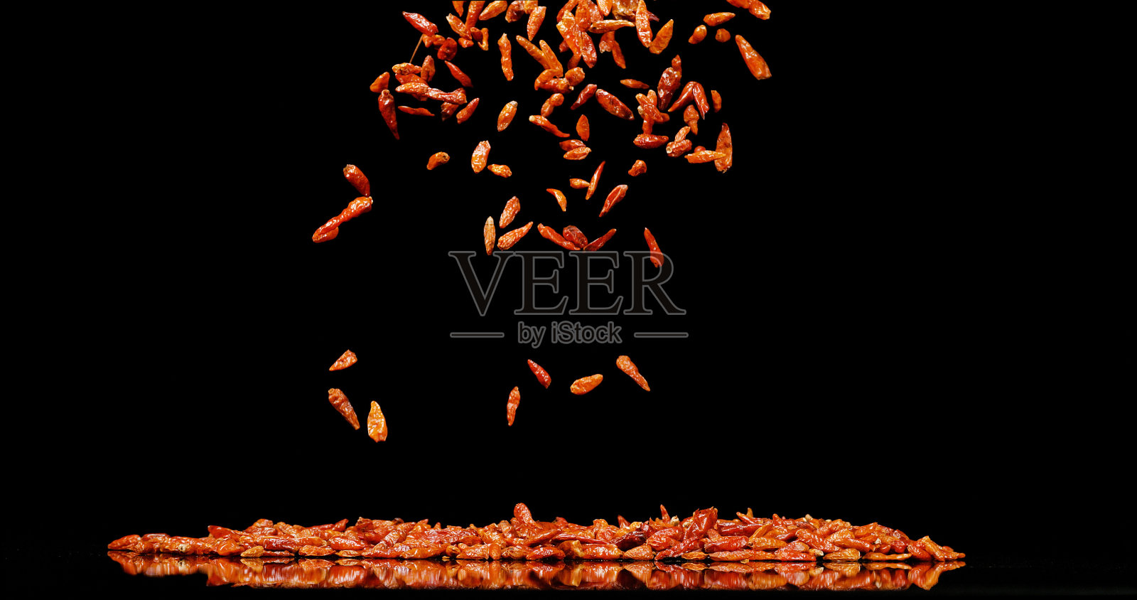 红辣椒,果椒,黑色背景下的香料照片摄影图片