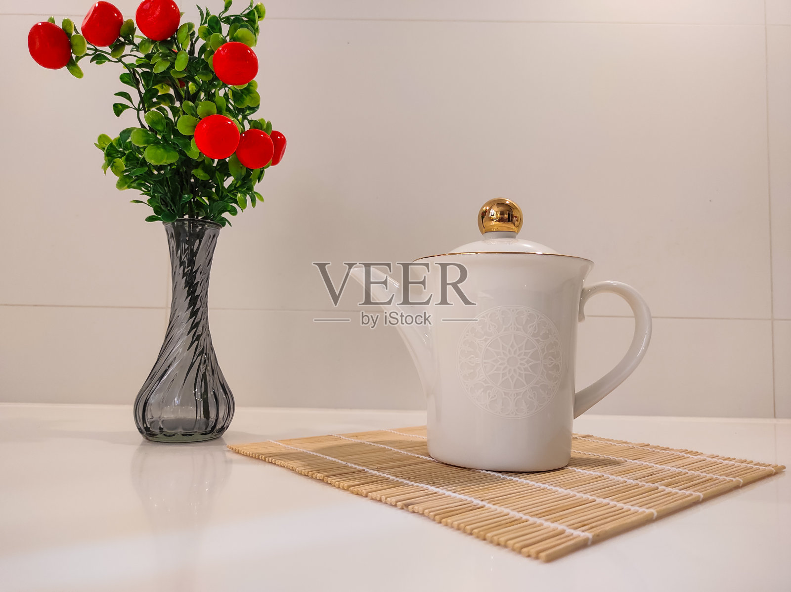 白色陶瓷茶壶,金色壶盖照片摄影图片