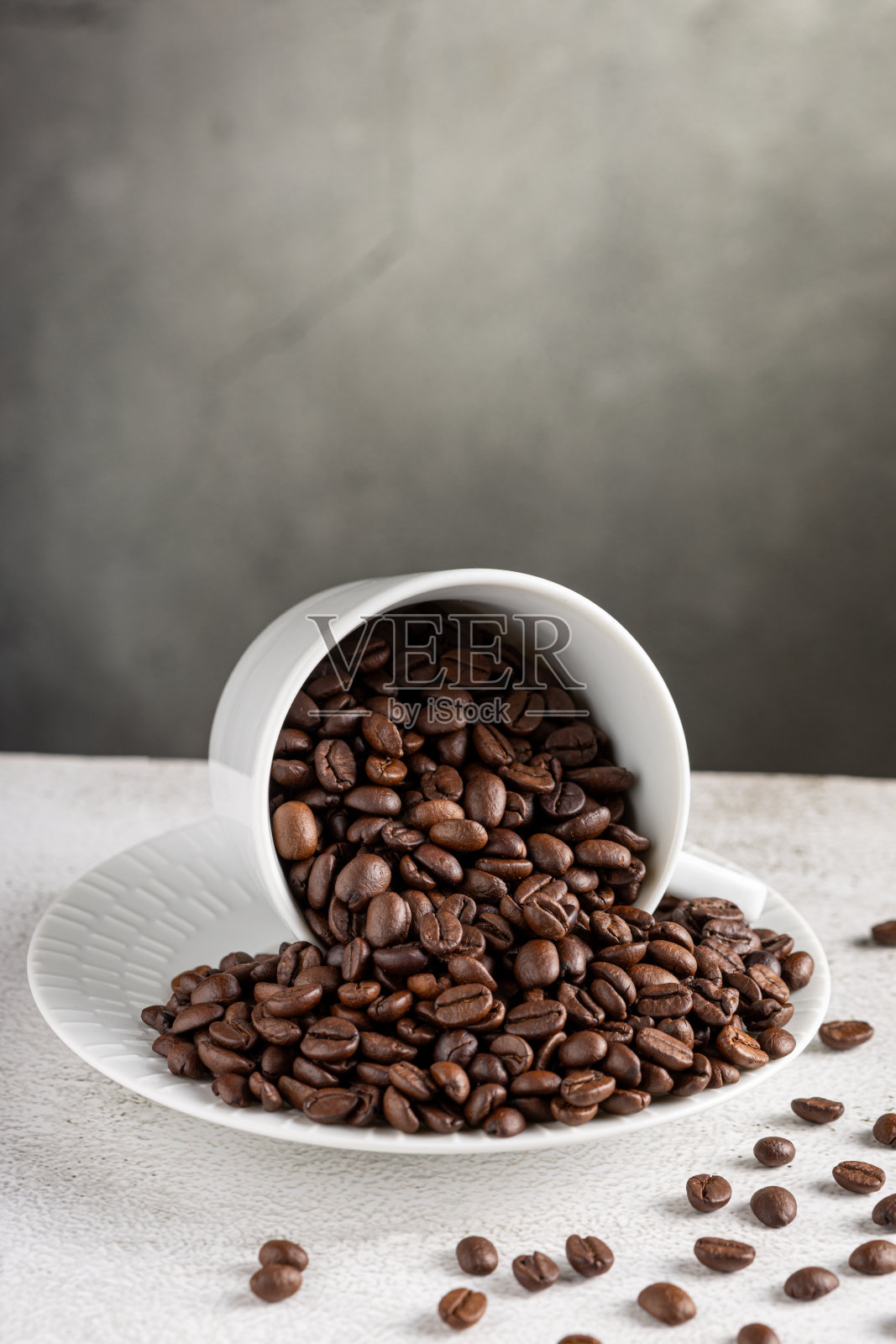 咖啡杯里的咖啡豆。照片摄影图片