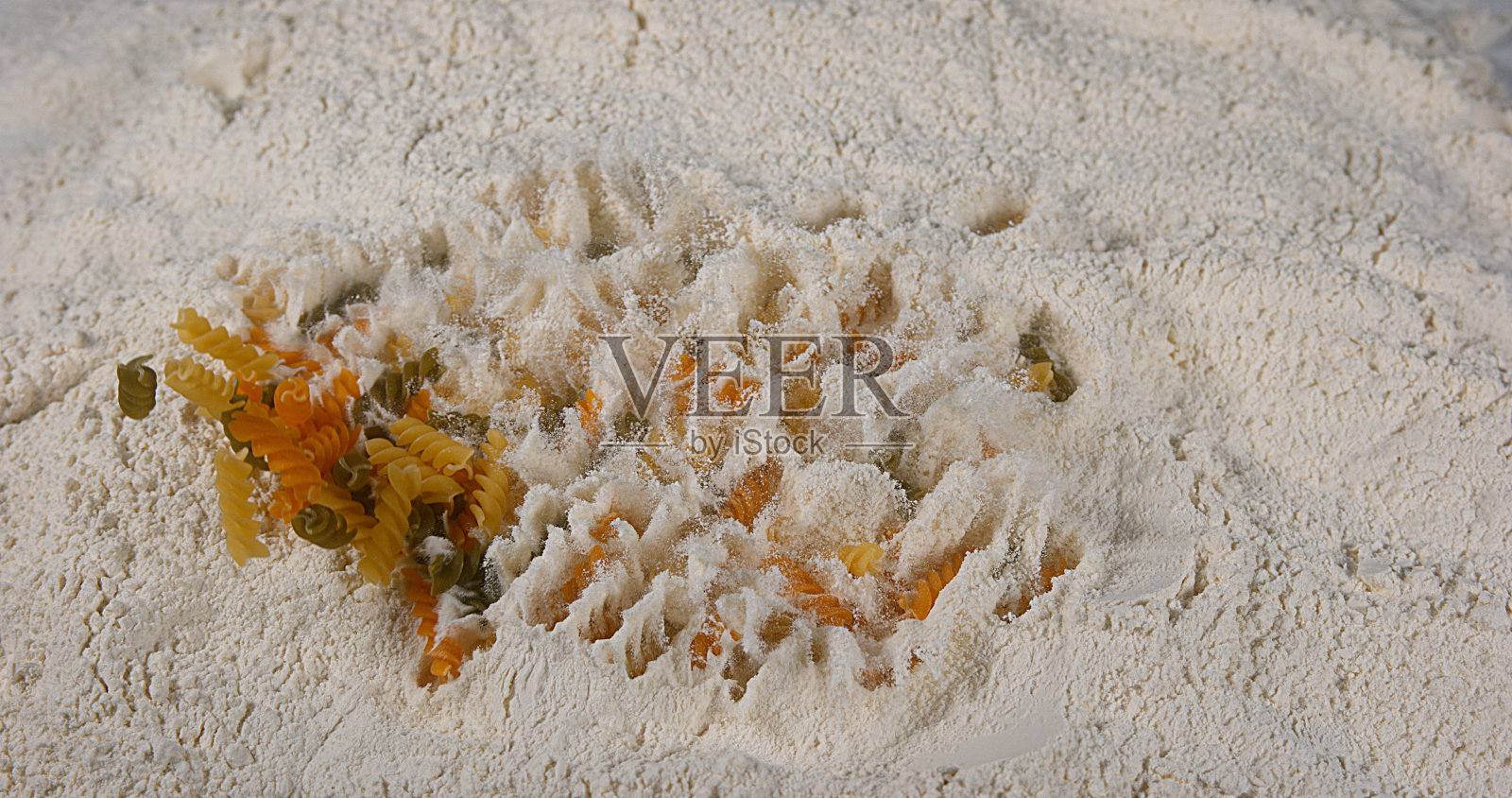 意大利面掉在面粉上照片摄影图片