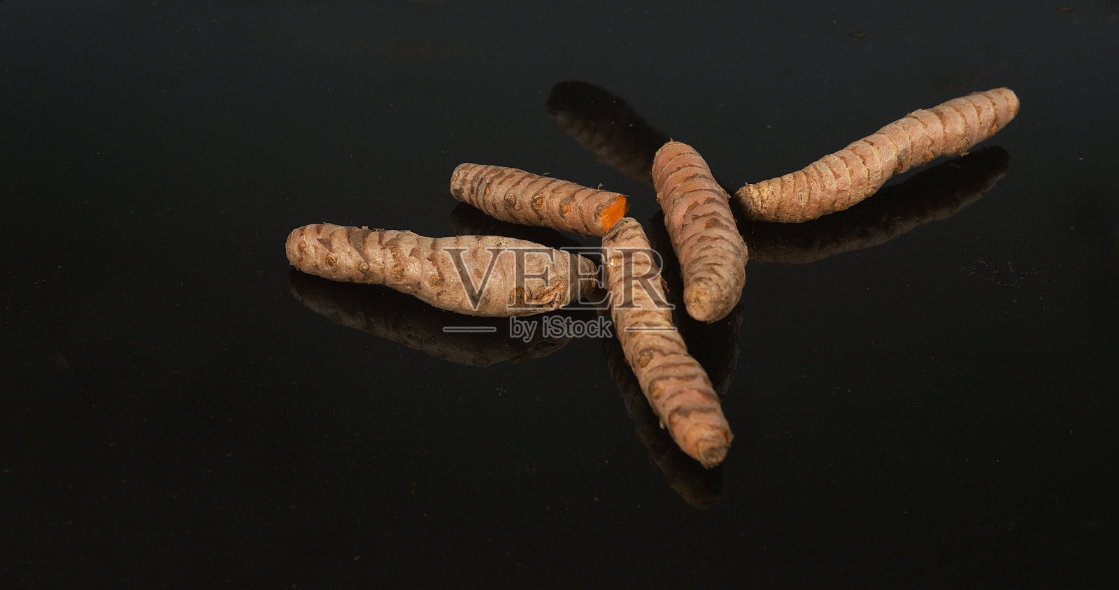 姜黄,姜黄,黑色背景下的根,印度香料照片摄影图片