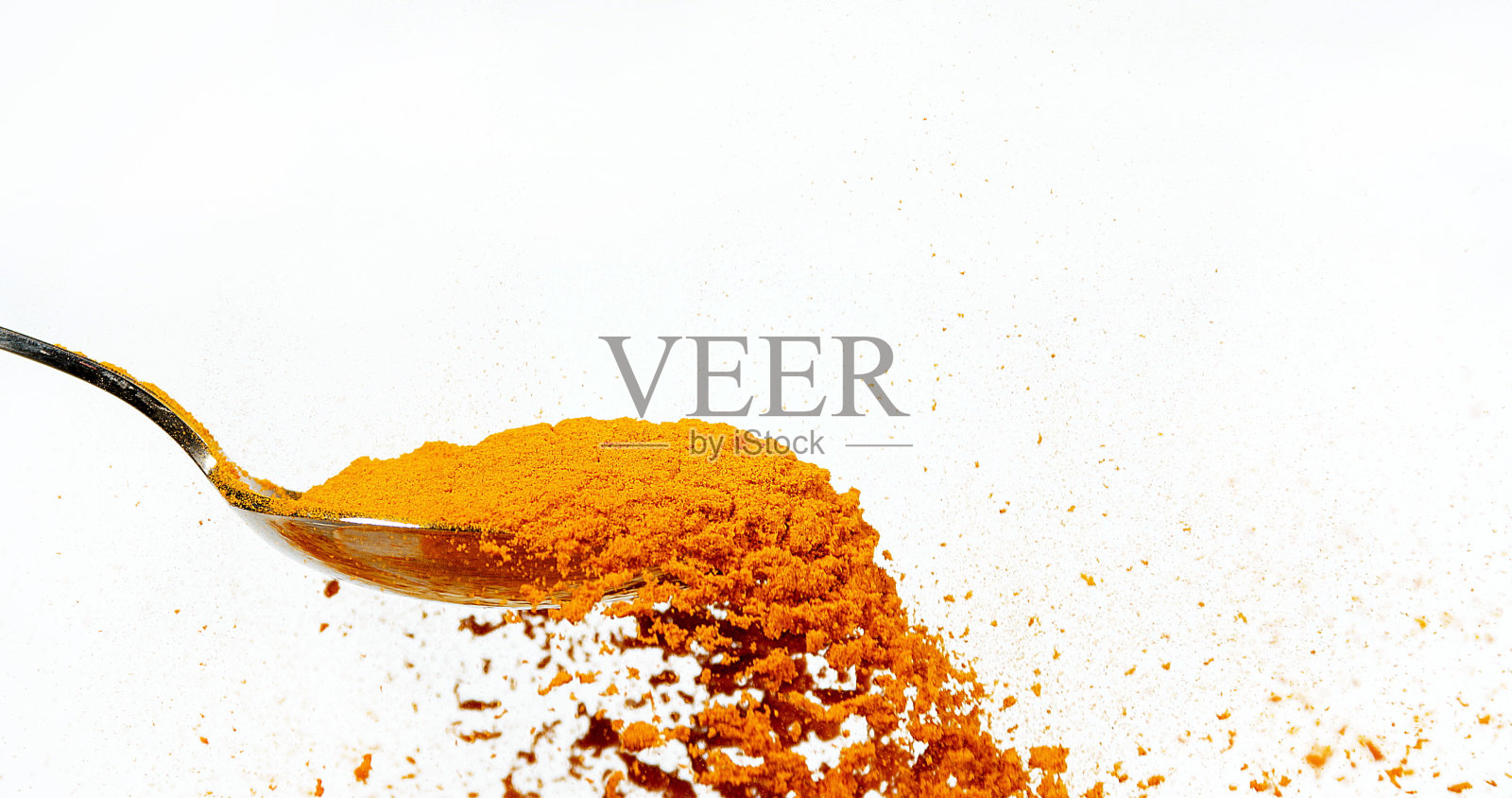 姜黄,长姜黄,姜黄粉落在勺子上,印度香料在白色背景下照片摄影图片