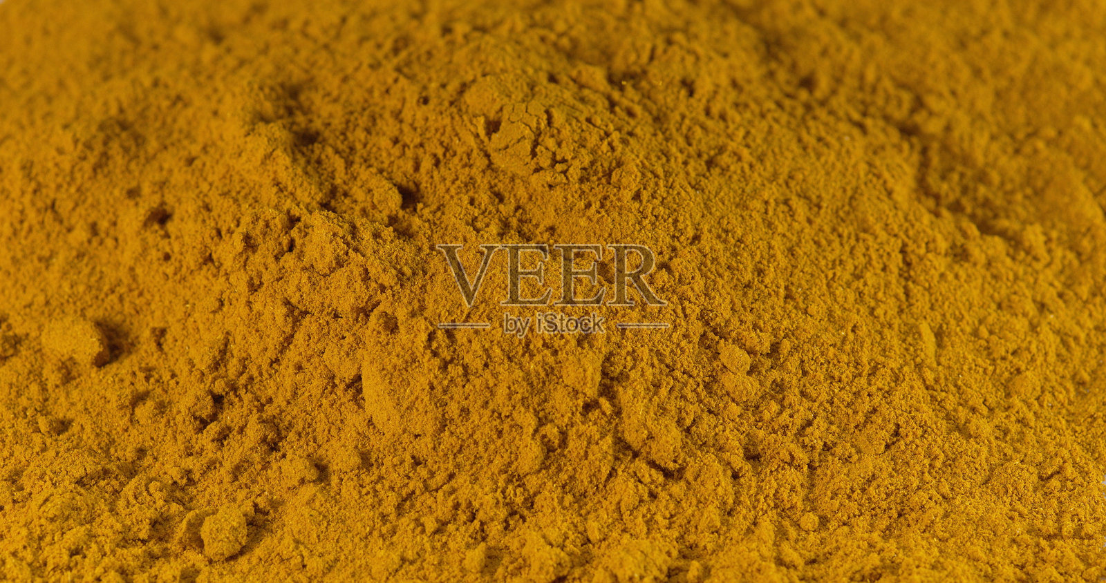 咖喱粉落在白色的背景上照片摄影图片