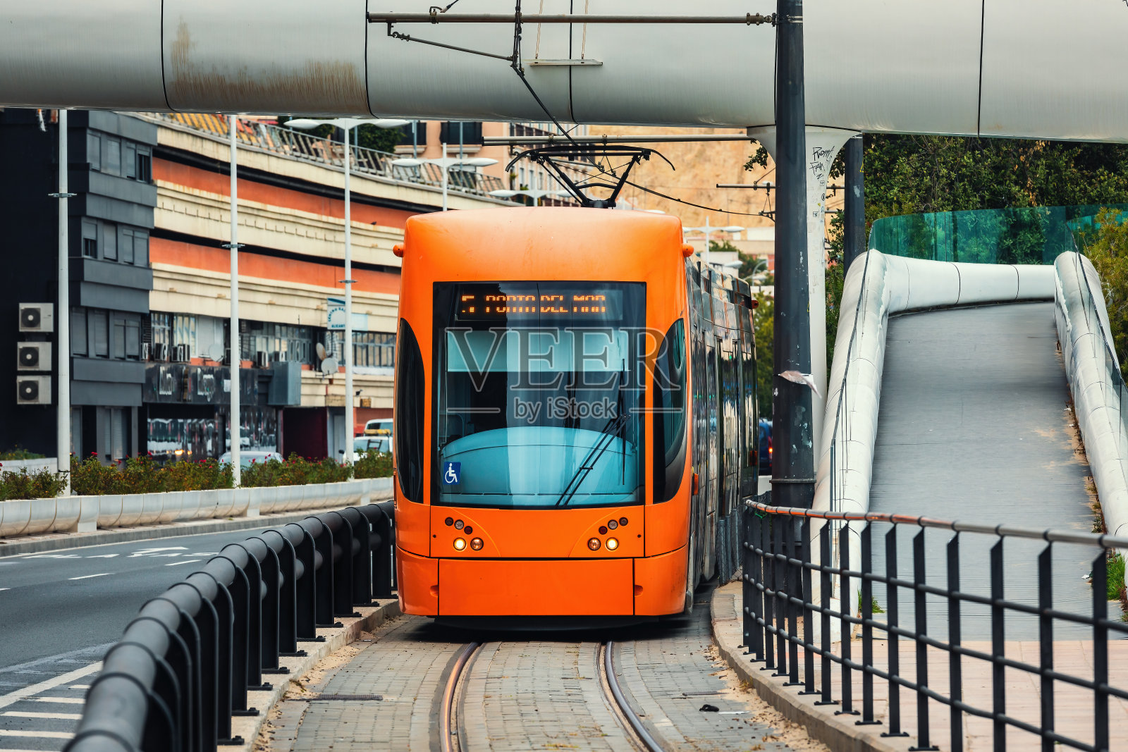 西班牙阿利坎特街上的现代有轨电车。照片摄影图片