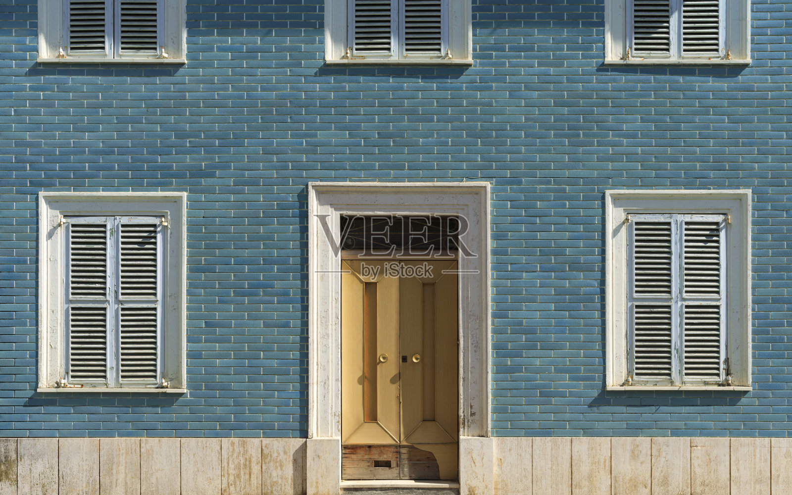 蓝色的老房子,窗户和门的正面视图照片摄影图片