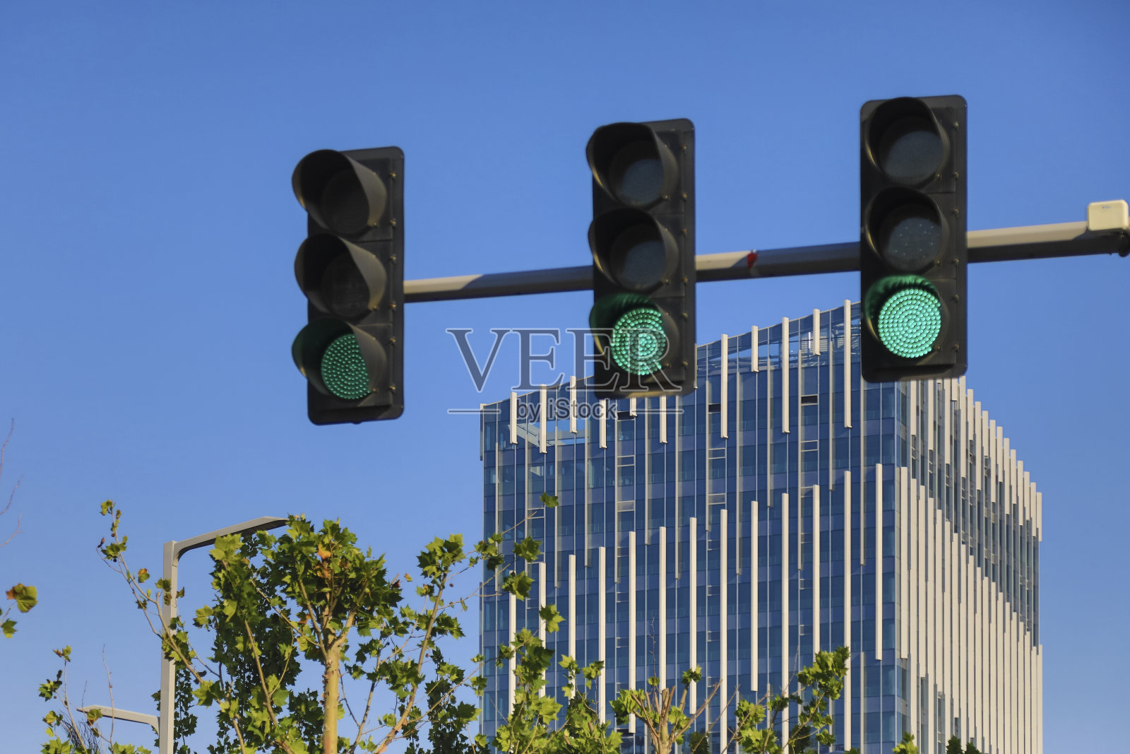 城市建筑和交通信号灯照片摄影图片