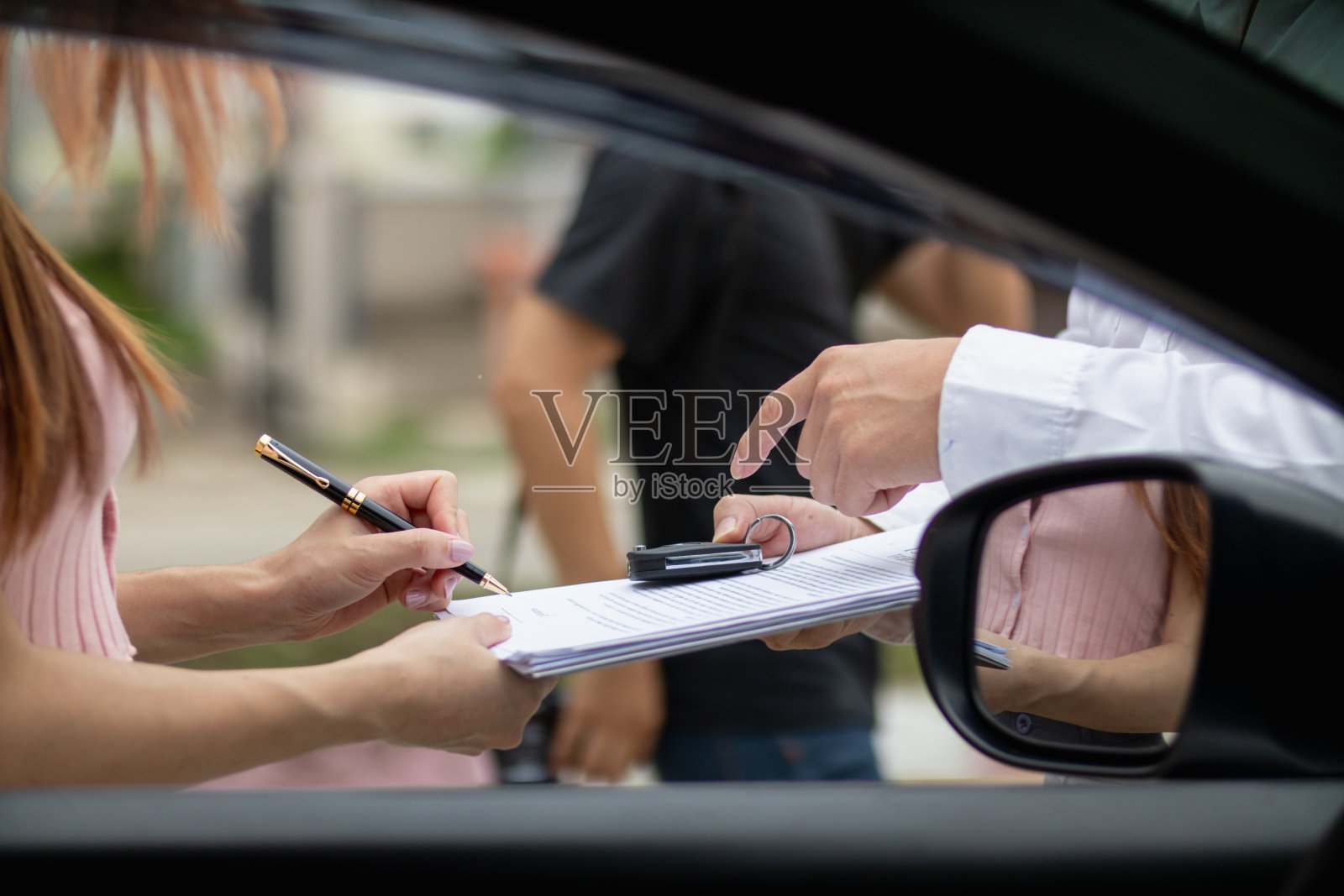 保险代理人在发生事故时与客户会面,检查损失情况并迅速出具保险索赔文件。汽车保险代理人为客户紧急检查损害的概念。照片摄影图片