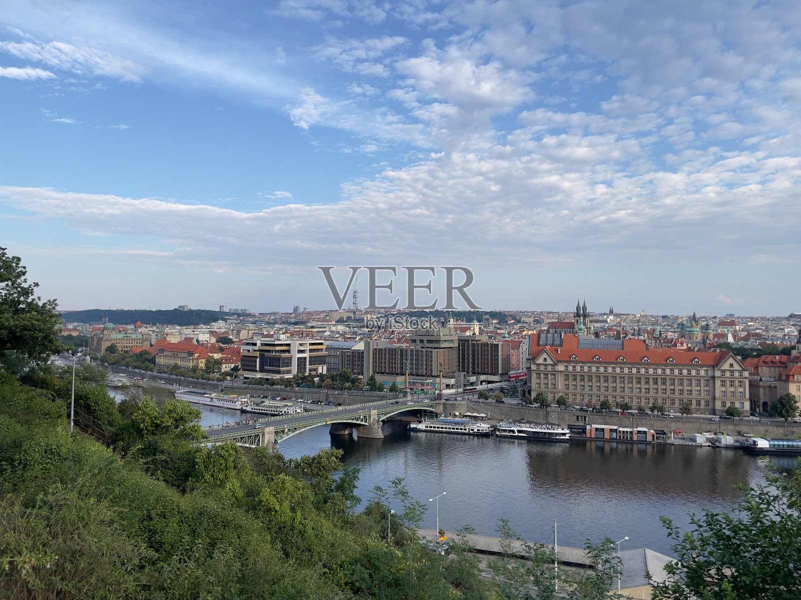 布拉格滨河天际线照片摄影图片