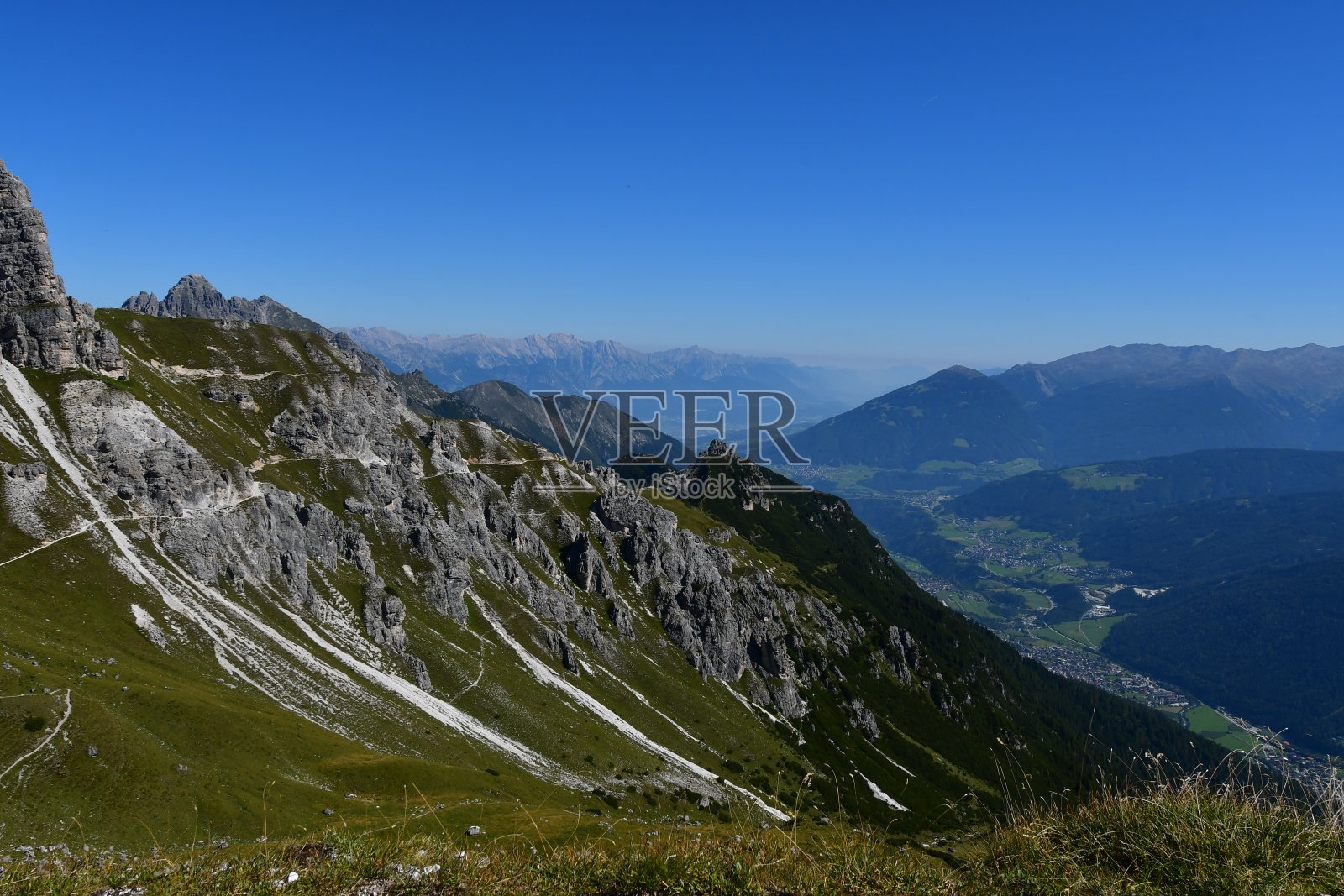 美丽的风景与山脉在蒂罗尔的斯图拜山谷照片摄影图片