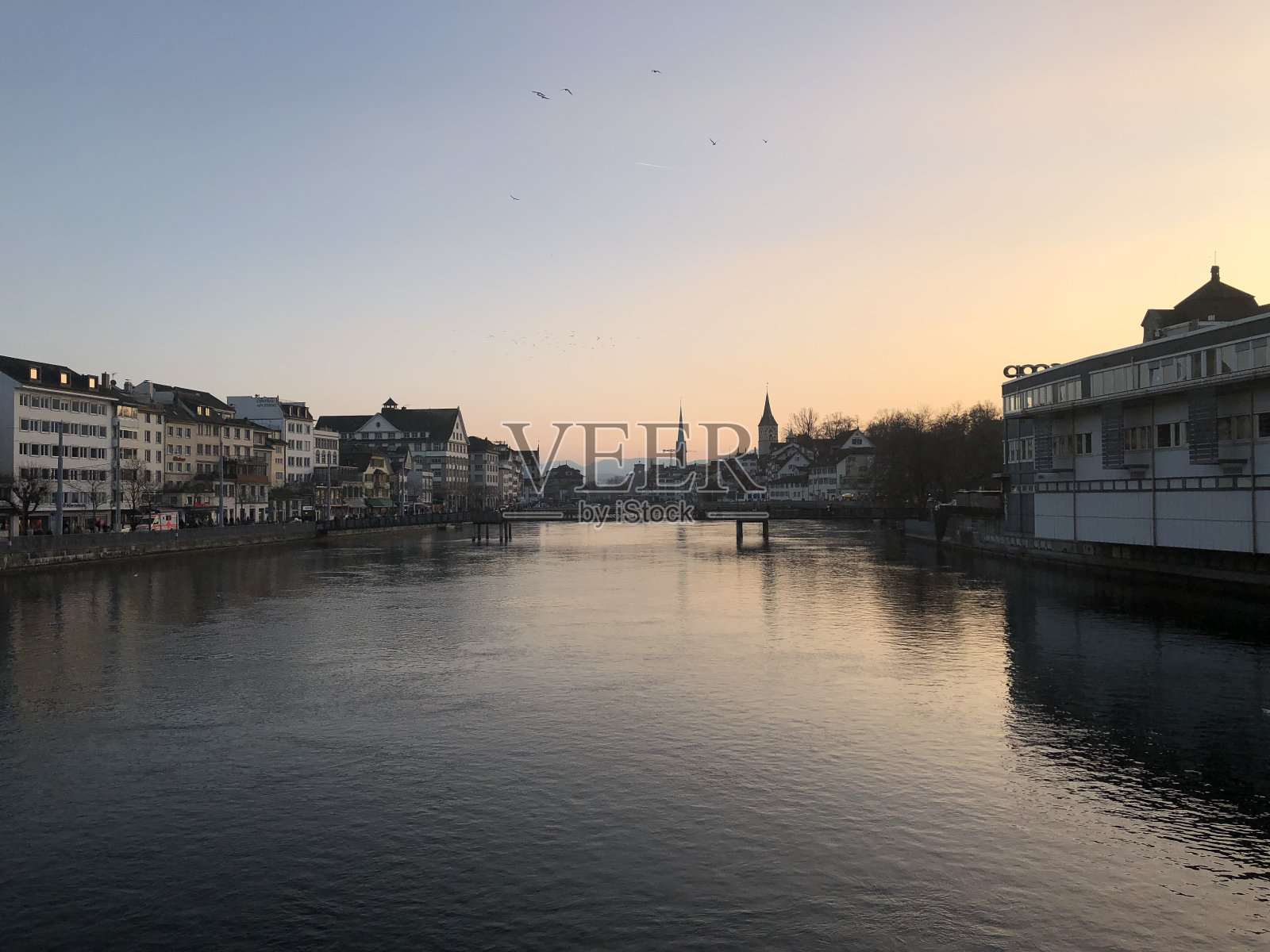宁静的河流附近有美丽的氛围。照片摄影图片
