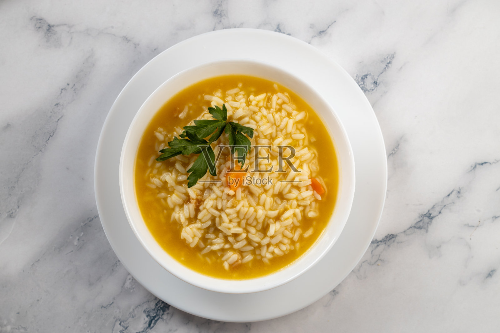 白碗上的米汤照片摄影图片