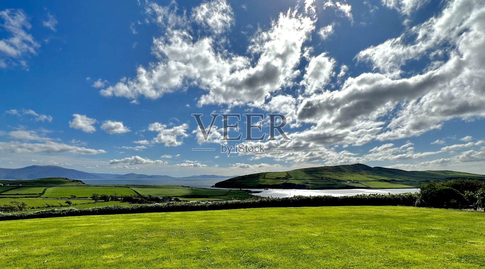 田园般的爱尔兰海岸线和广阔的天空照片摄影图片