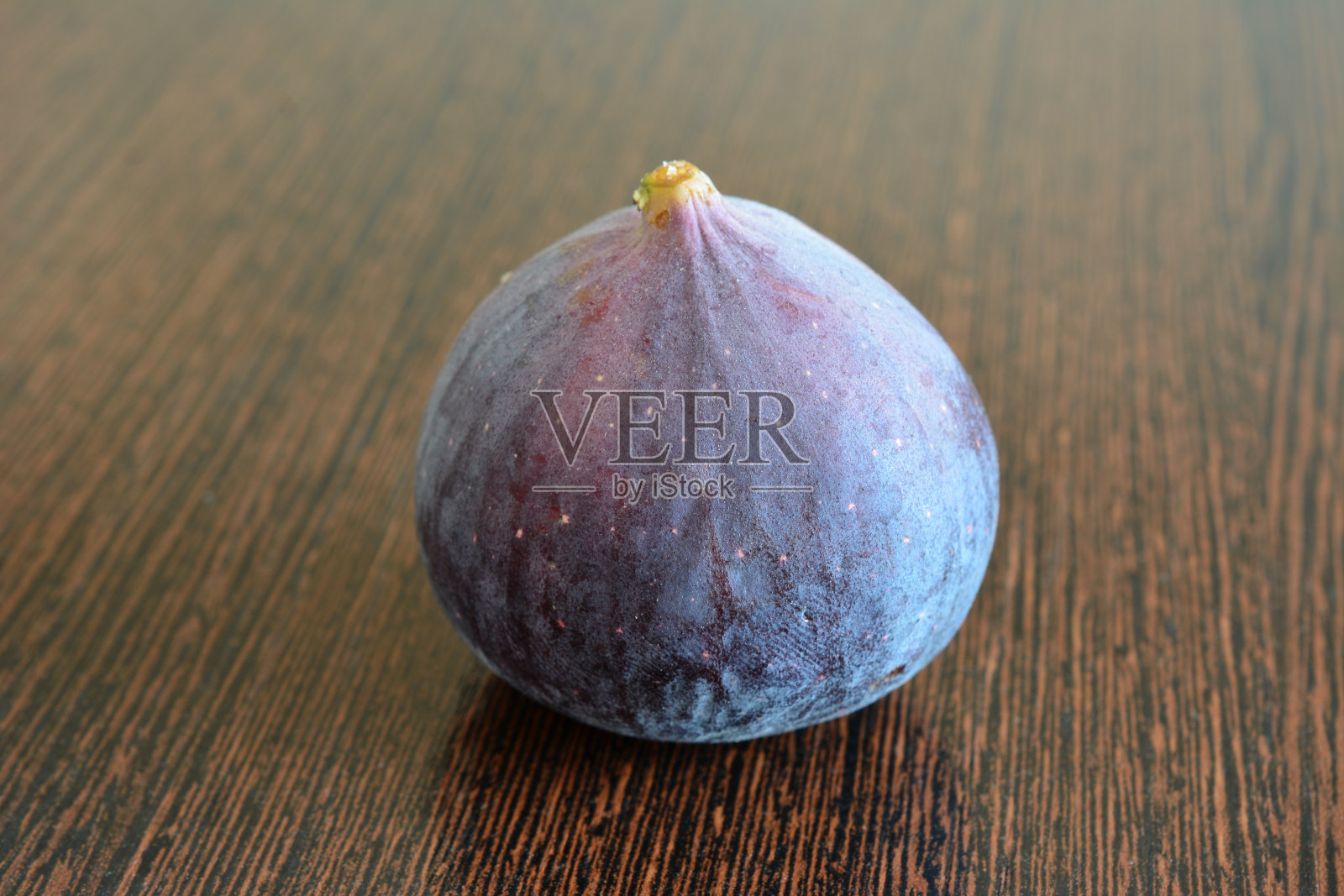 紫色无花果孤立在黑暗的木制背景近距离照片摄影图片