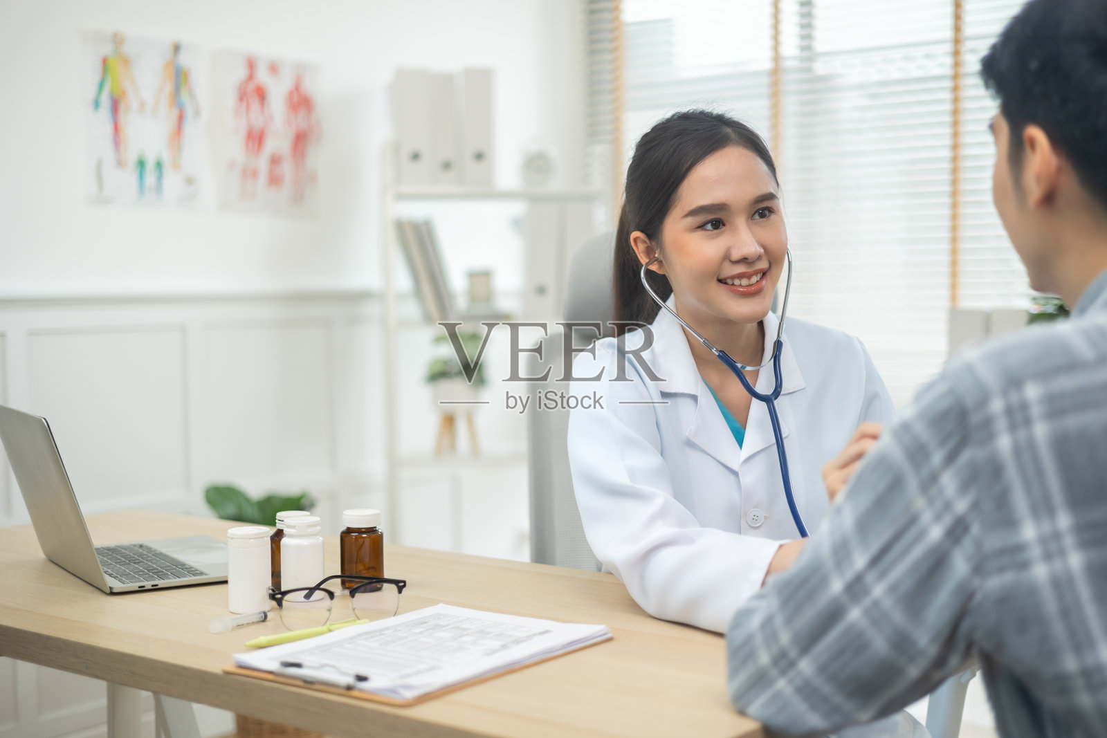 亚洲女医生在诊所或医院与病人交谈。照片摄影图片