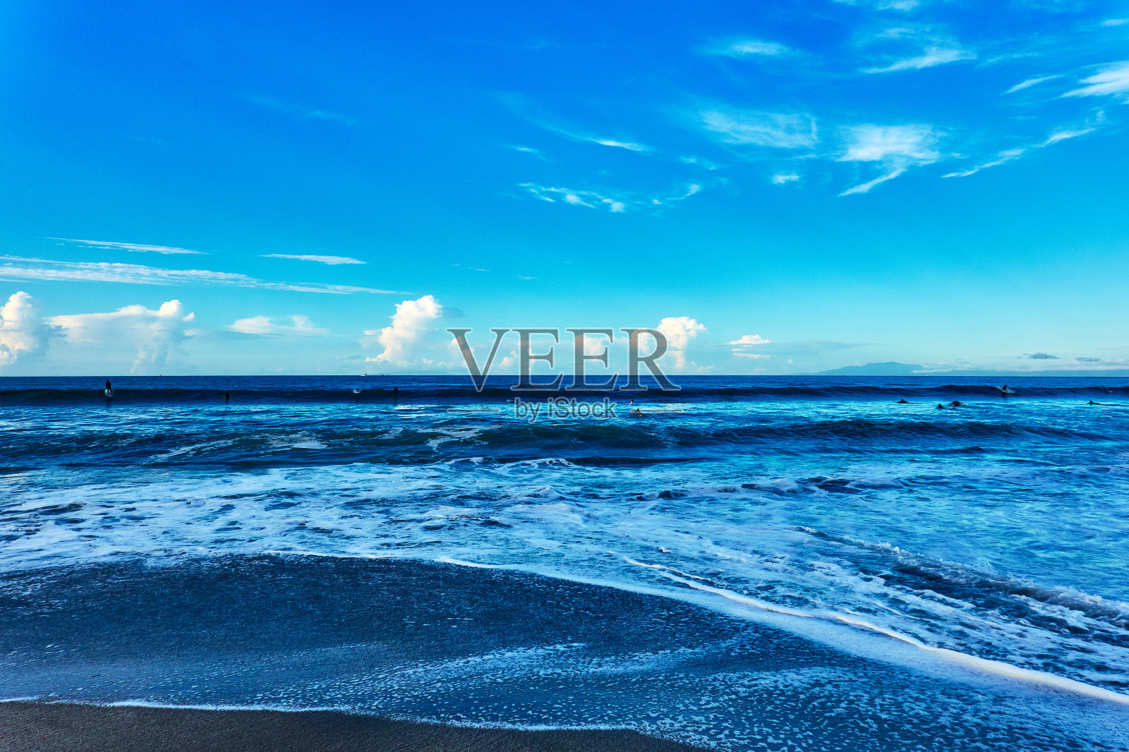 海滩的美景,海浪撞击蓝天照片摄影图片