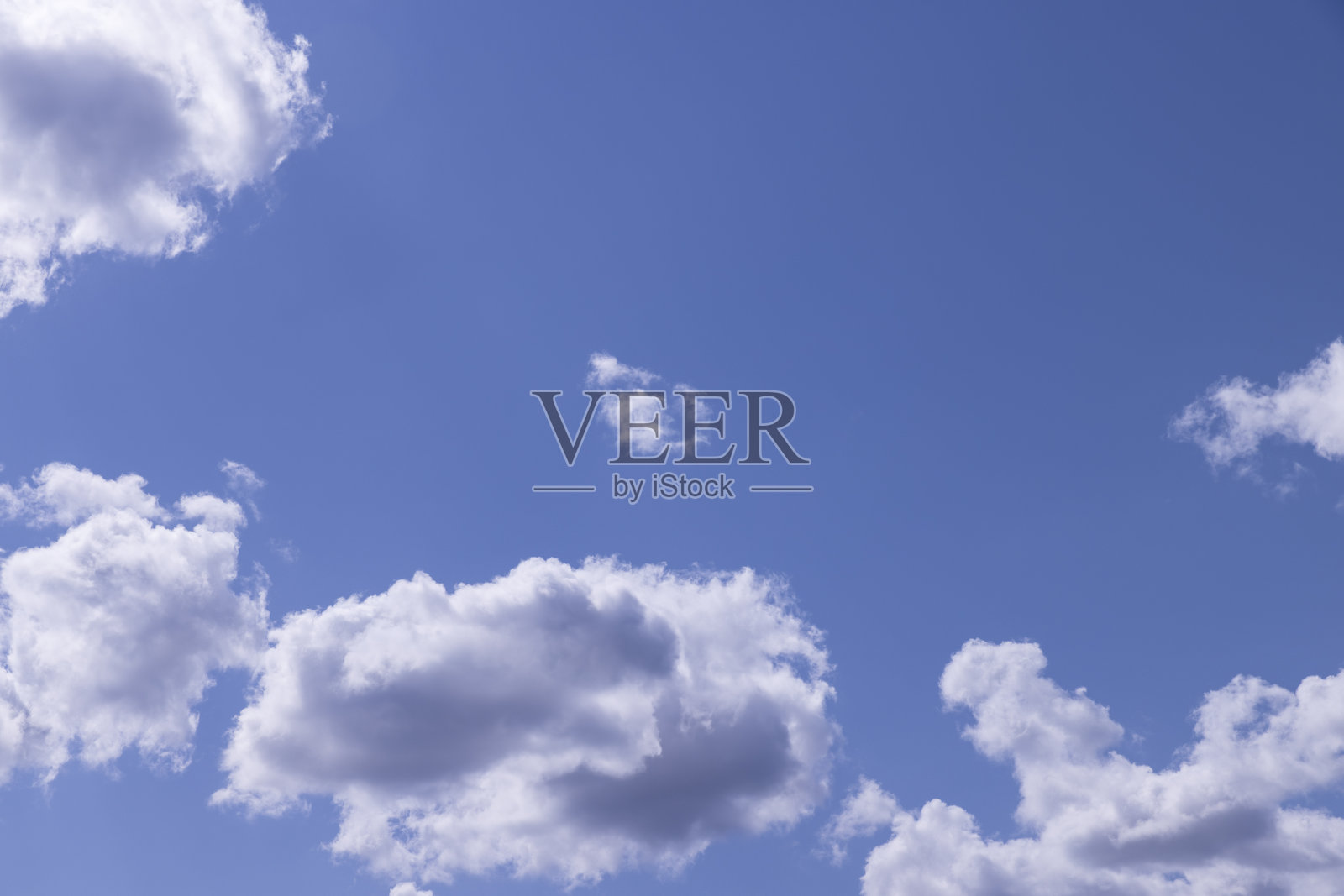 蔚蓝的天空与积云在春天照片摄影图片