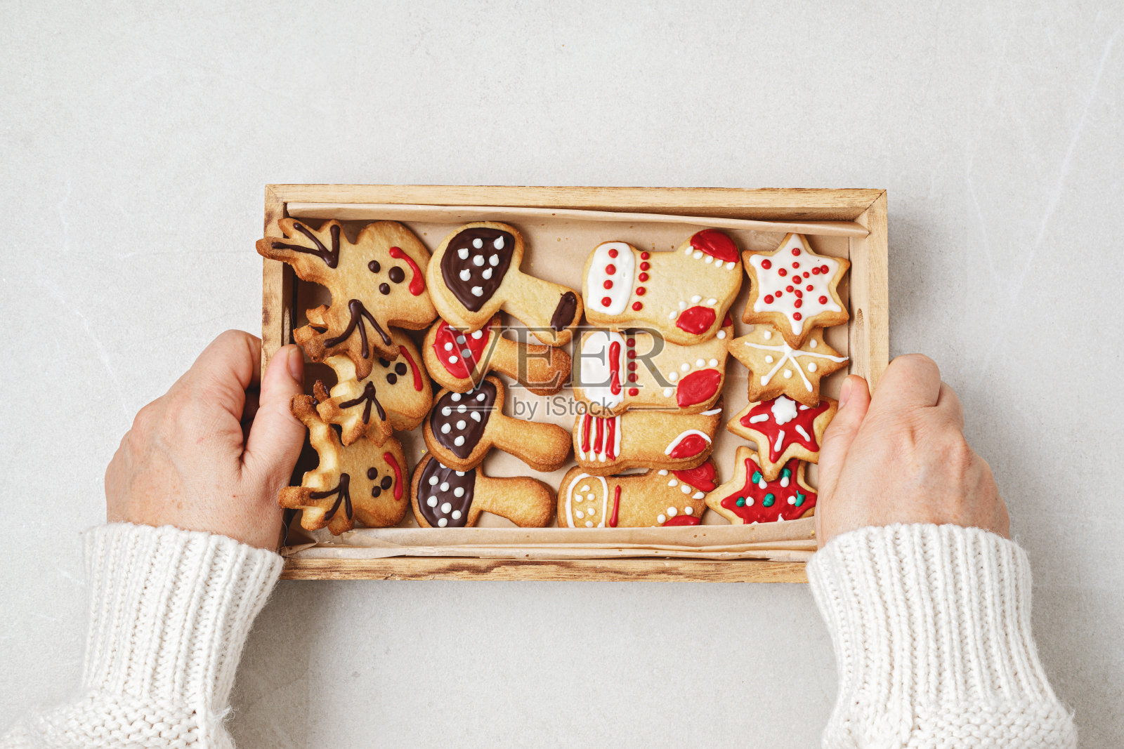 传统的圣诞节自制饼干的准备。寒假庆祝活动。自制圣诞饼干和糖霜作为礼物照片摄影图片