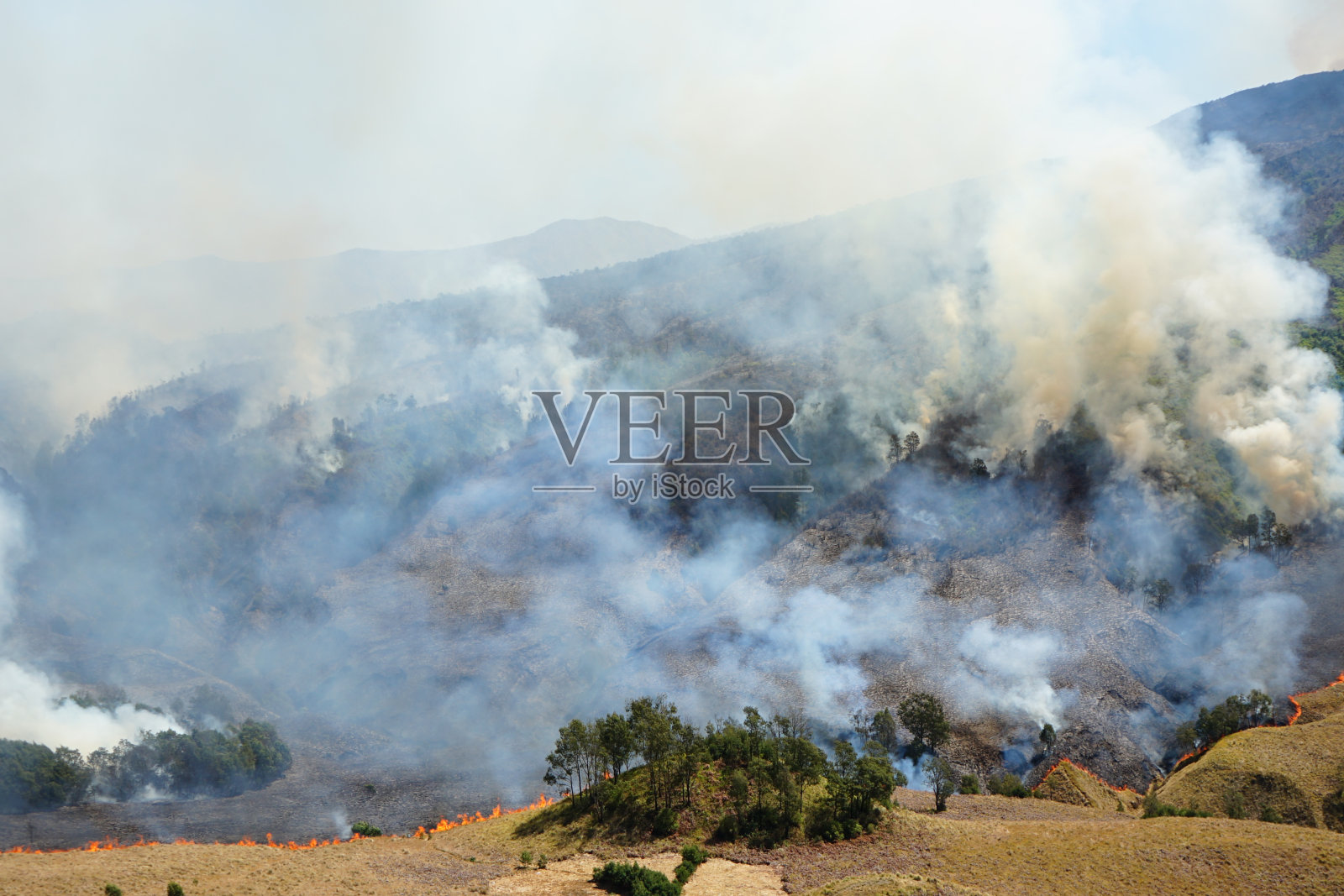 袭击布罗莫山的大火照片摄影图片