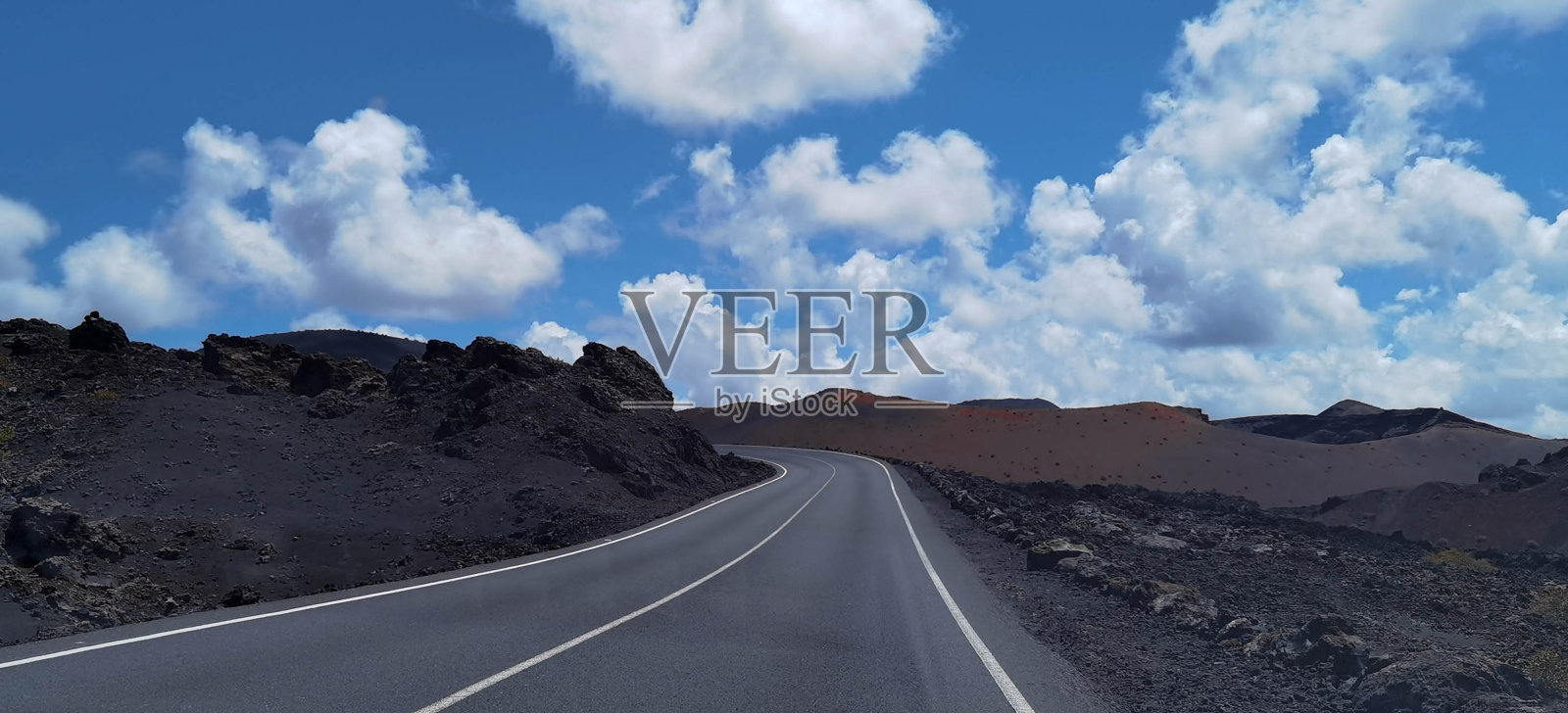 穿过火山熔岩的道路,兰萨罗特岛,西班牙照片摄影图片