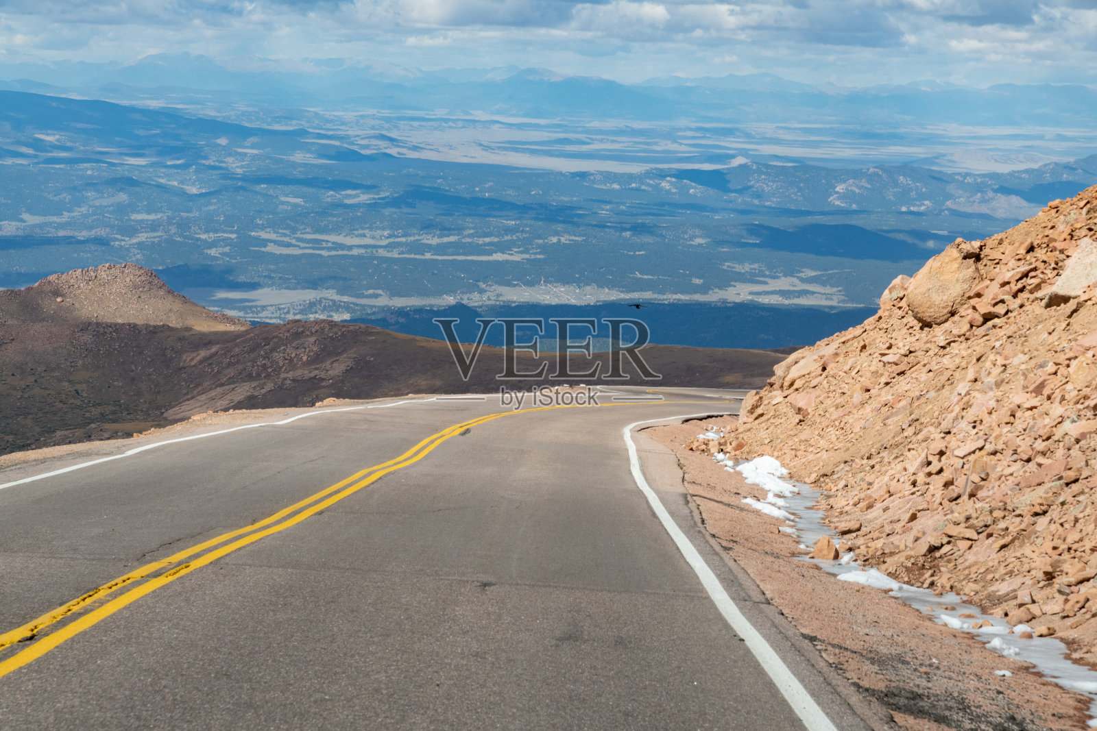 美国西部科罗拉多州中部落基山脉中的派克峰高速公路通往美国山顶(海拔14115英尺)的弯道和大落差照片摄影图片