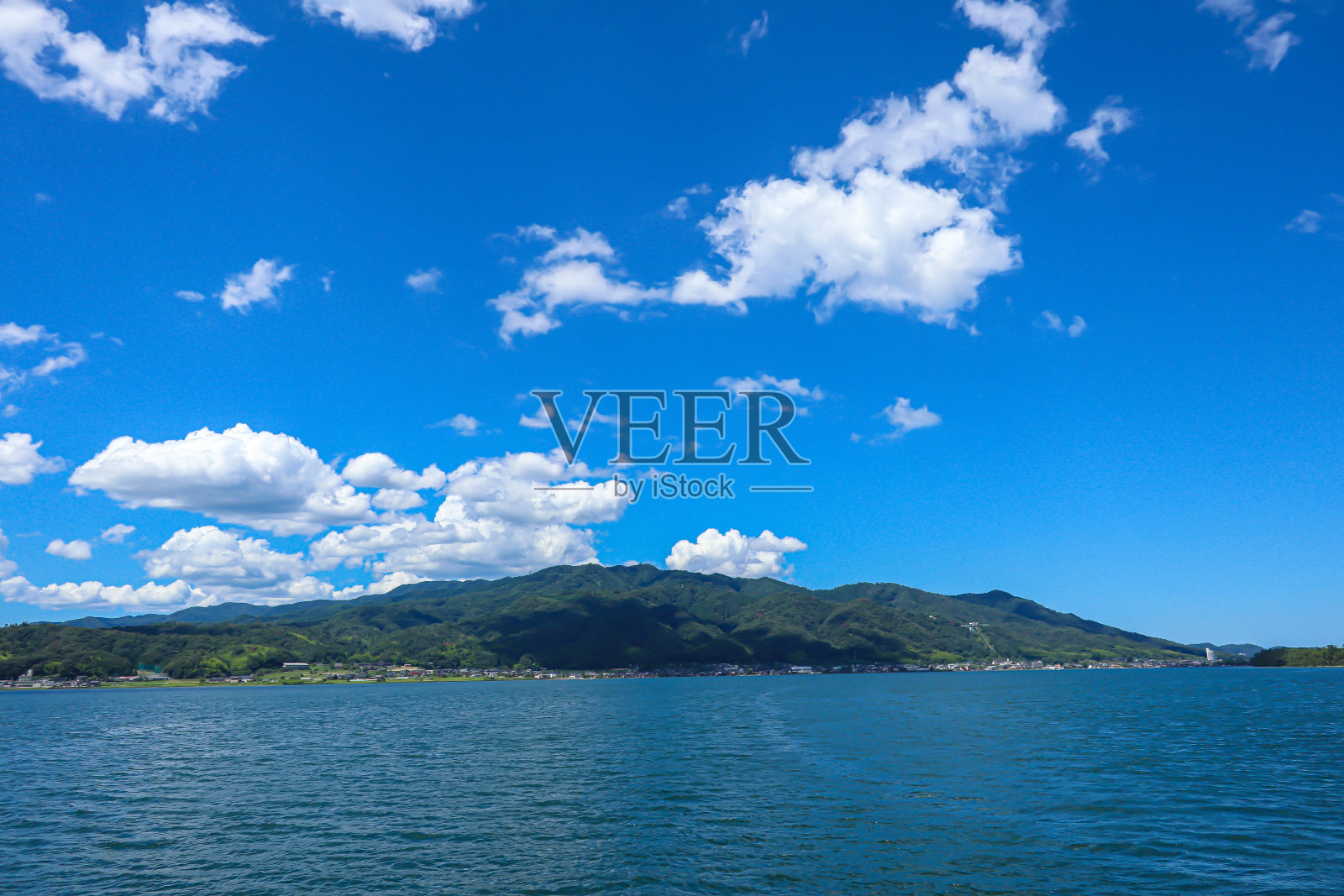 美丽的山和海滩的自然景观,在明亮的天空照片摄影图片