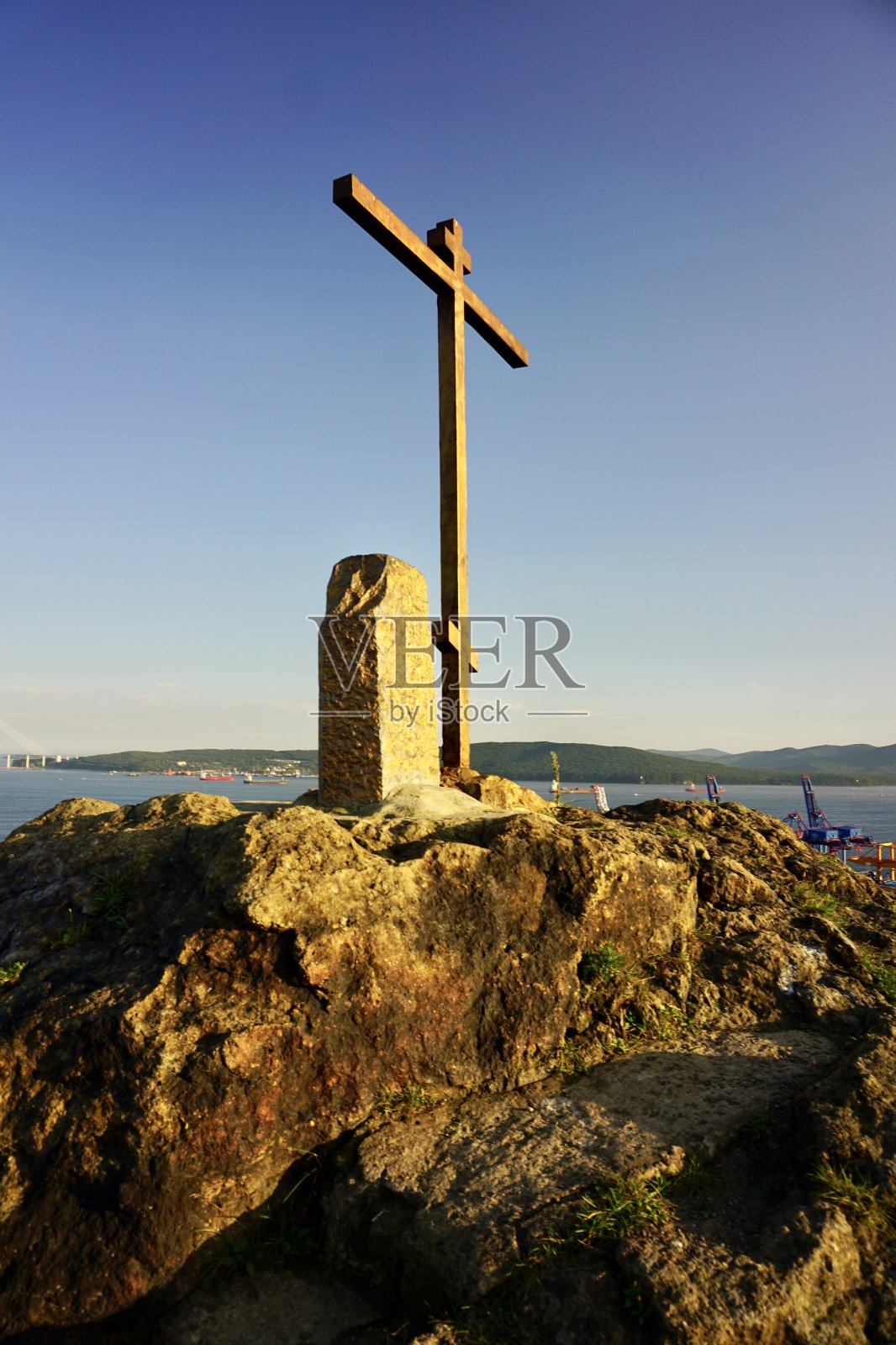 山上的十字架。符拉迪沃斯托克克雷斯托瓦亚山上的十字架。日落时山上的十字架。照片摄影图片