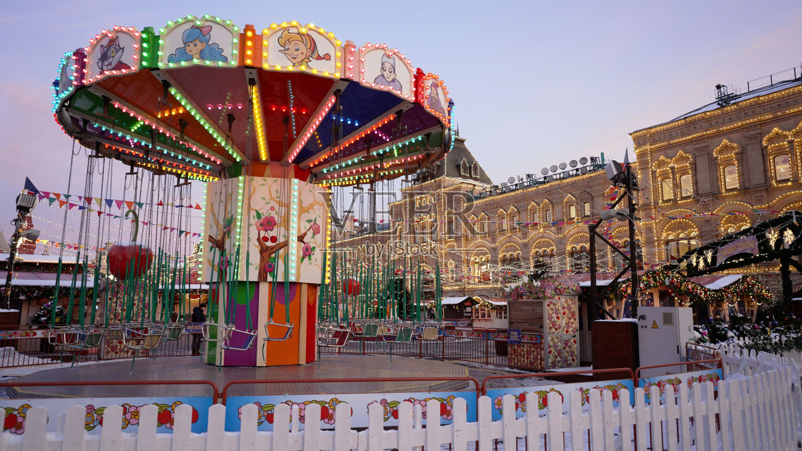 俄罗斯,莫斯科——2021年12月11日:城市街道上的节日装饰。俄罗斯莫斯科的圣诞节和新年。红场。照片摄影图片