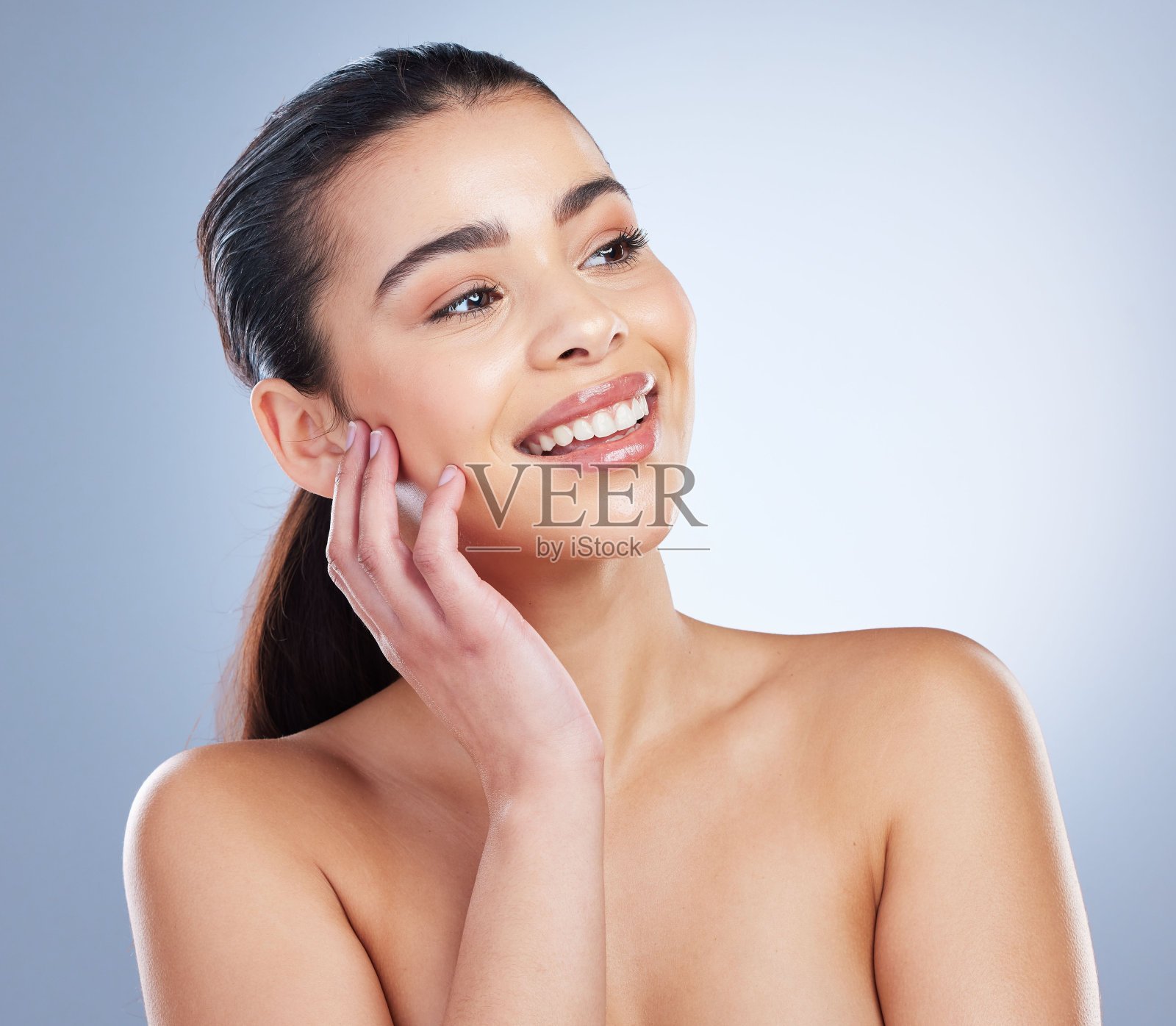 护肤,美容和年轻女性在工作室自然,健康或健康的面部程序。美容,自我护理和美丽的女模特与皮肤科面部治疗隔离白色背景照片摄影图片