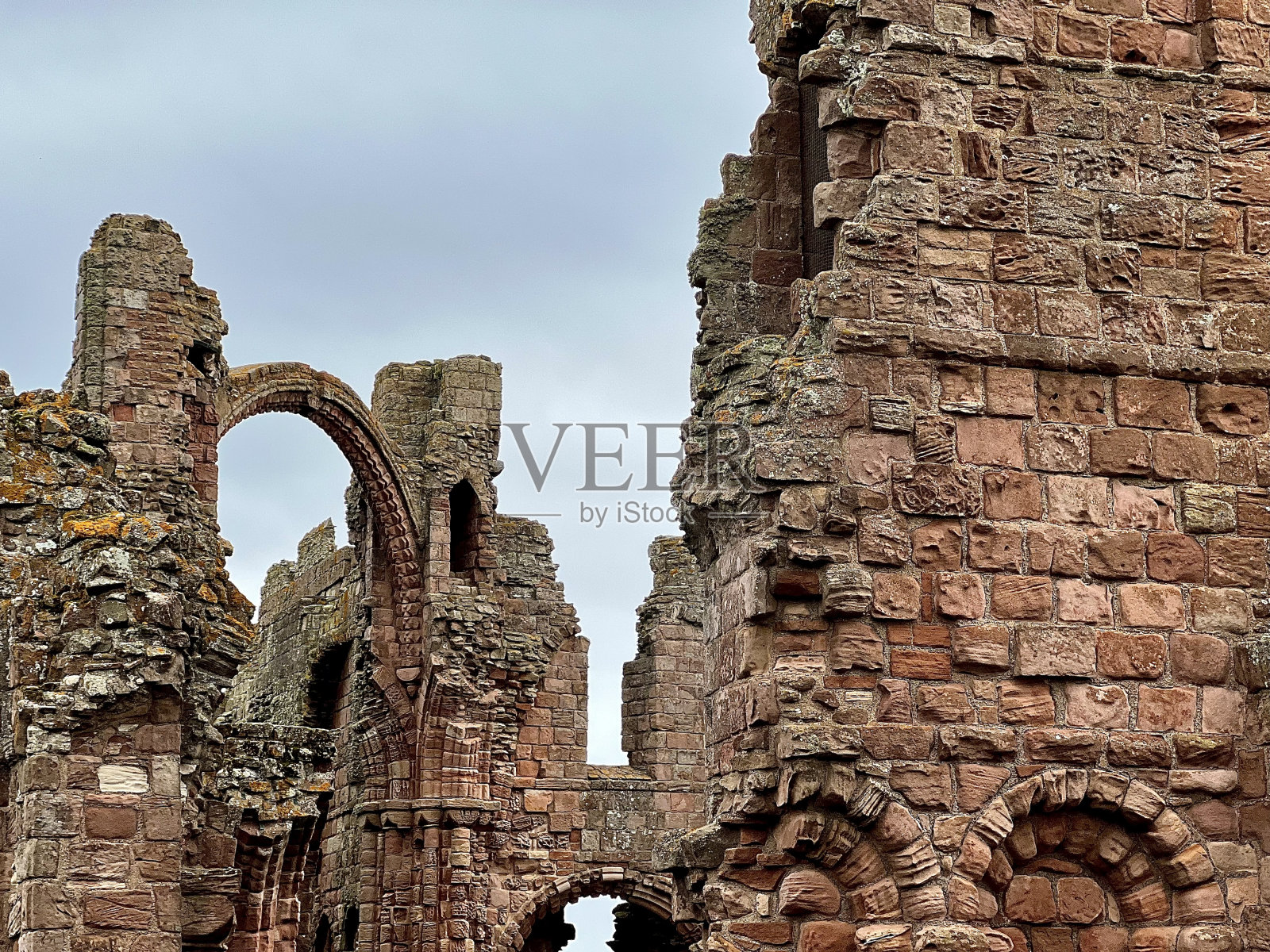 位于诺森伯兰郡圣岛的林迪斯法恩修道院的古代遗迹照片摄影图片