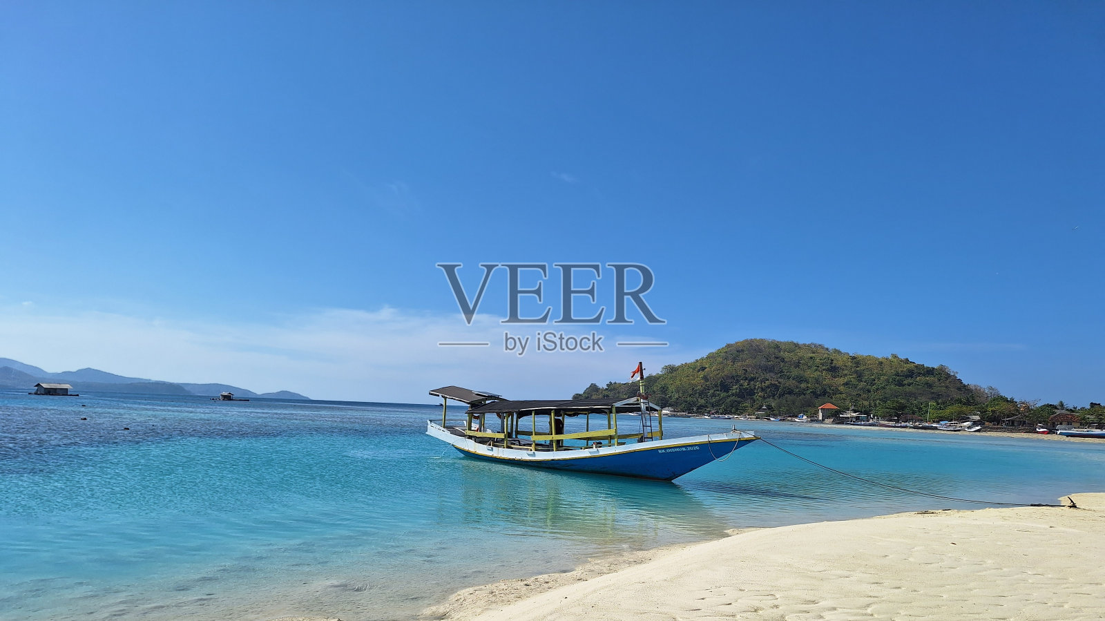 船在热带岛屿的海滩上靠岸照片摄影图片